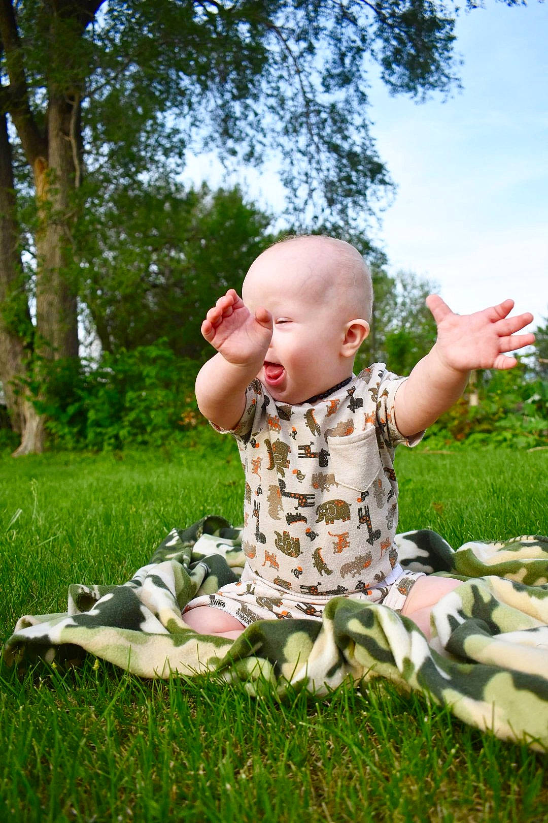 Chaise is registered to the contest to win money with this photo: baby, baby_toddler_clothing, botany, child, cloud, fun, garden, grass, grass_family, happy, lawn, leisure, meadow, people_in_nature, person, plant, sitting, sky, thumb, toddler