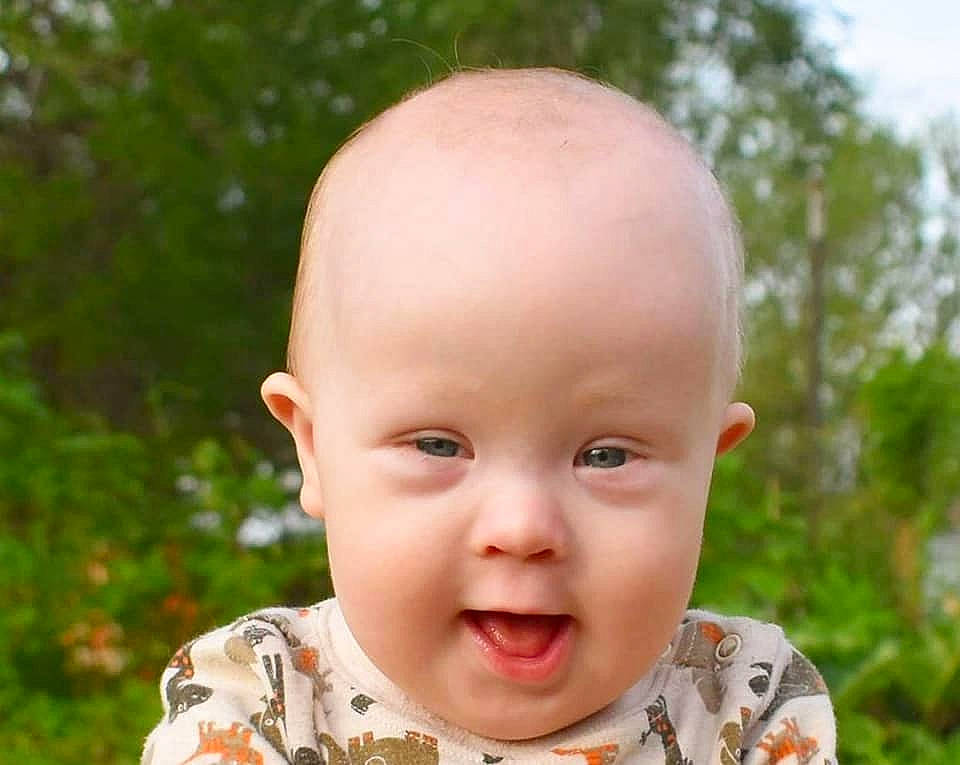 Chaise is registered to the contest to win money with this photo: baby, baby_toddler_clothing, cheek, child, chin, collar, ear, face, fun, grass, happy, lip, nose, people_in_nature, person, plant, skin, sleeve, smile, toddler