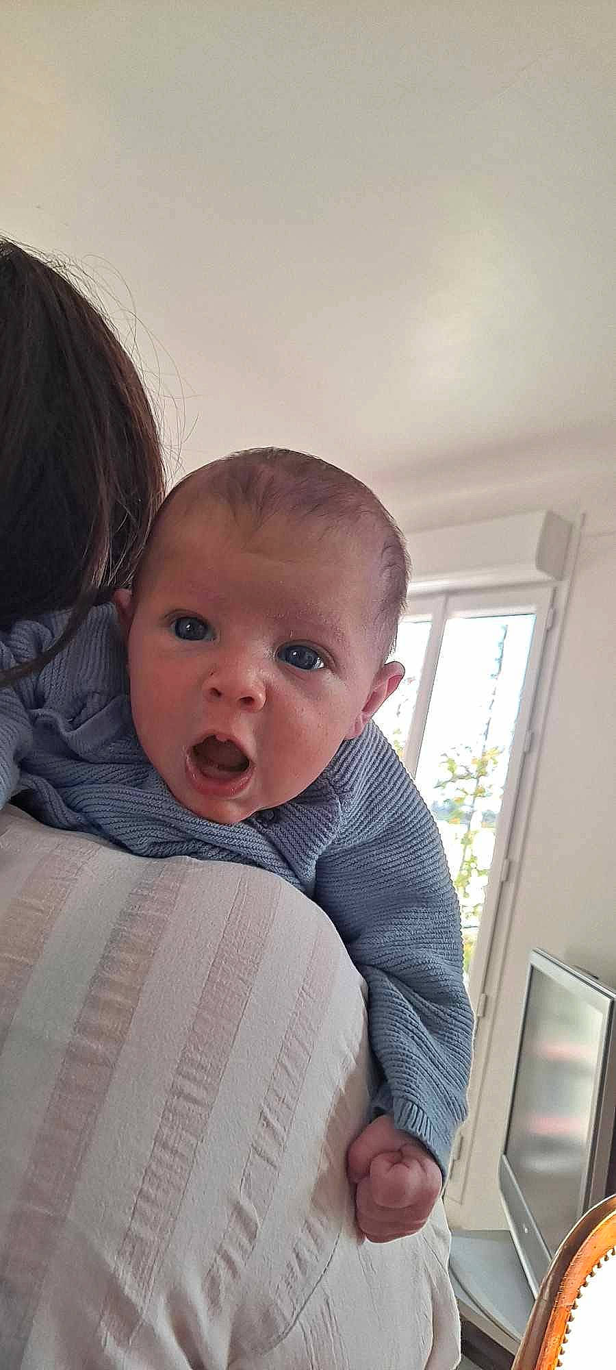 Andrea a rejoint le concours — aidez-le/la à gagner de superbes lots ! baby, baby_toddler_clothing, cheek, child, comfort, eyebrow, eyelash, forehead, gesture, happy, human_body, iris, lip, mouth, neck, nose, person, sitting, skin, surprise