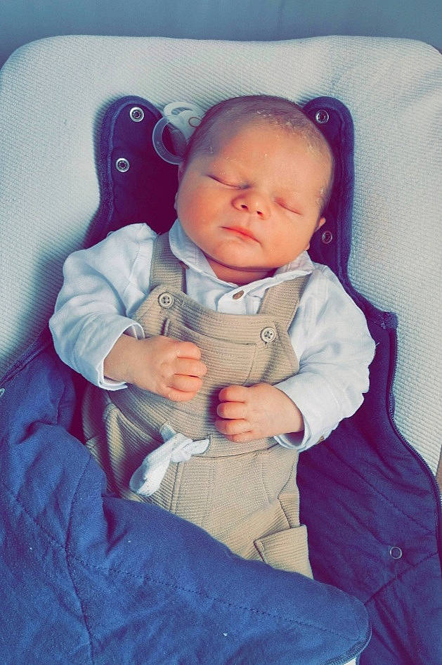 Tyméo participe au concours pour gagner de l'argent avec cette photo : baby, baby_toddler_clothing, chair, cheek, child, comfort, cool, eye, finger, human, iris, lap, lip, mouth, person, purple, sitting, skin, sleeve, thumb