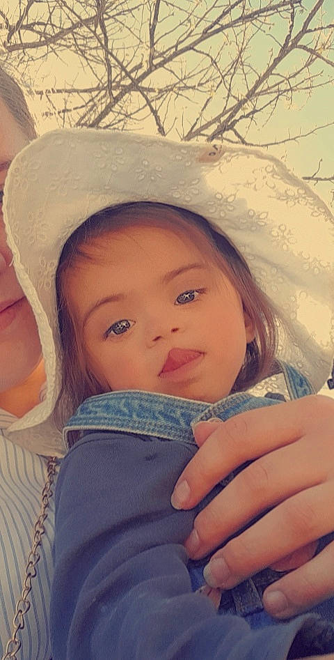 Badra participe au concours pour gagner de l'argent avec cette photo : cap, cool, eye, eyebrow, eyelash, fun, gesture, hairstyle, happy, hat, head, headgear, iris, lip, mouth, nose, people_in_nature, person, skin, sunlight