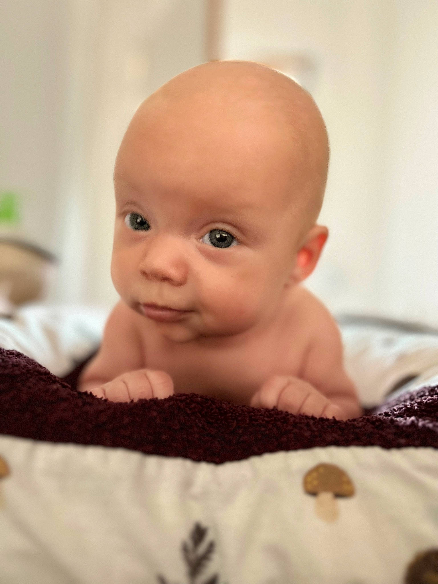 Elliott a rejoint le concours — aidez-le/la à gagner de superbes lots ! baby, baby_toddler_clothing, cheek, child, comfort, eye, eyelash, happy, iris, linens, person, portrait_photography, room, sitting, skin, smile, toddler