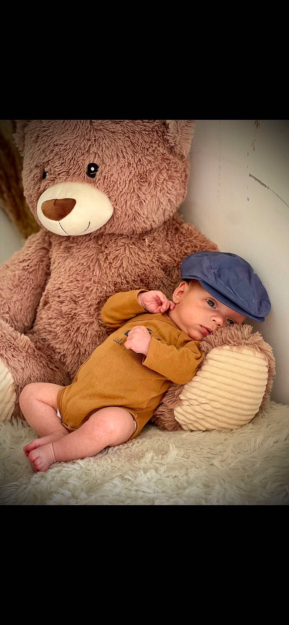 Elliott a rejoint le concours — aidez-le/la à gagner de superbes lots ! baby, baseball_cap, cap, child, comfort, finger, flash_photography, gesture, hand, happy, hat, head, headwear, human_body, mammal, person, skin, stuffed_toy, teddy_bear, textile