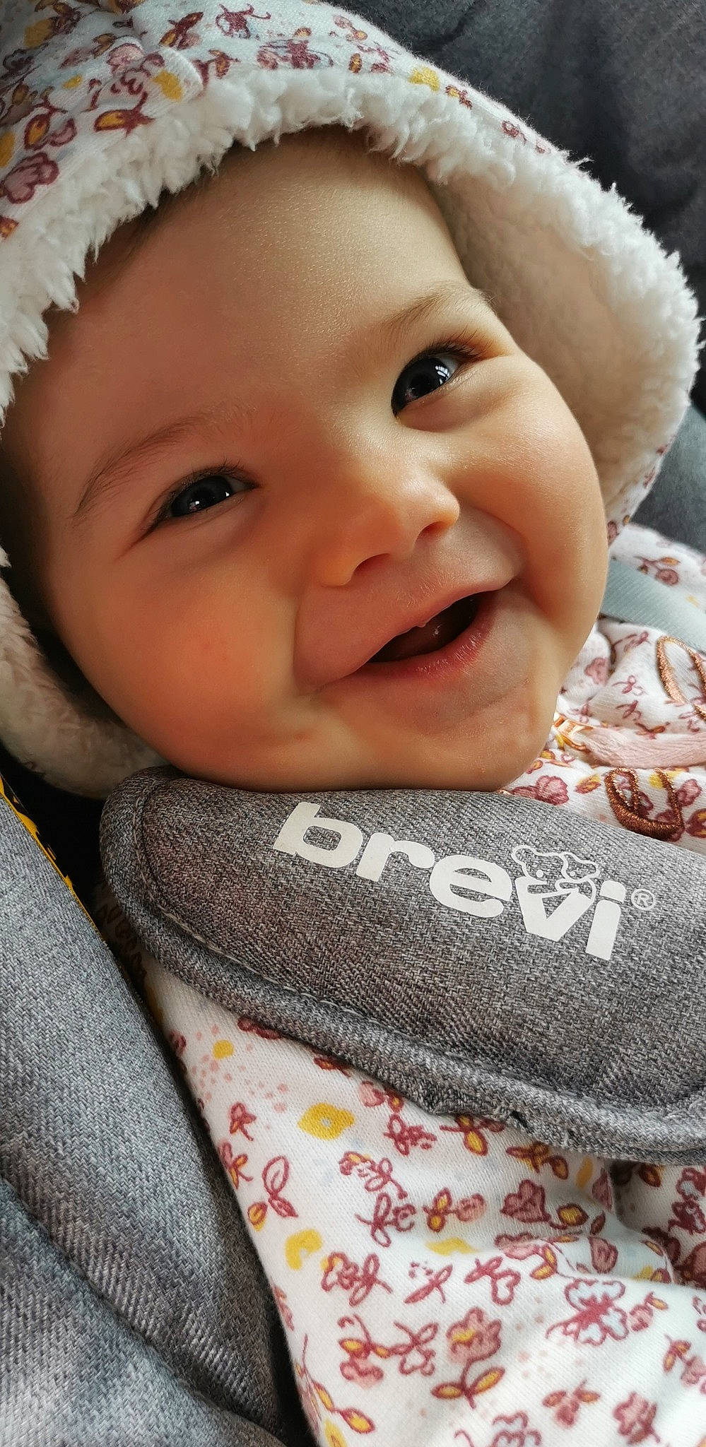 Victoire participe au concours pour gagner de l'argent avec cette photo : baby, baby_toddler_clothing, cheek, eye, eyebrow, eyelash, facial_expression, finger, gesture, happy, headwear, iris, joy, lip, mouth, nose, person, photograph, pink, product