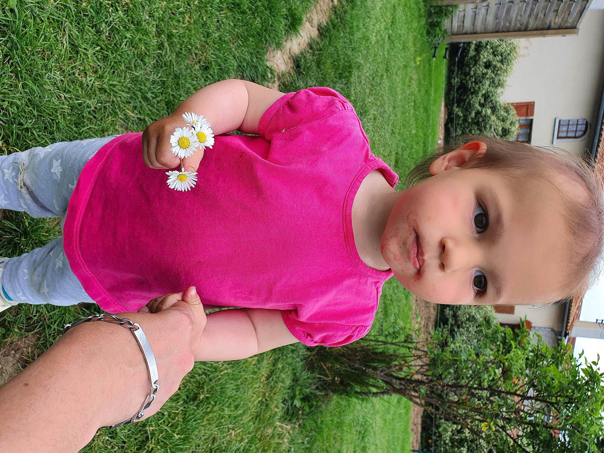 Fany participe au concours pour gagner de l'argent avec cette photo : baby, baby_toddler_clothing, child, grass, magenta, person, pink, toddler