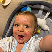 Lewis a rejoint le concours — aidez-le/la à gagner de superbes lots ! toddler, baby, face, smile, happy, marker, scribbles, clothing, onesie, toy, baby_seat, indoor, child, cute, portrait, expression, skin, hair, person, closeup