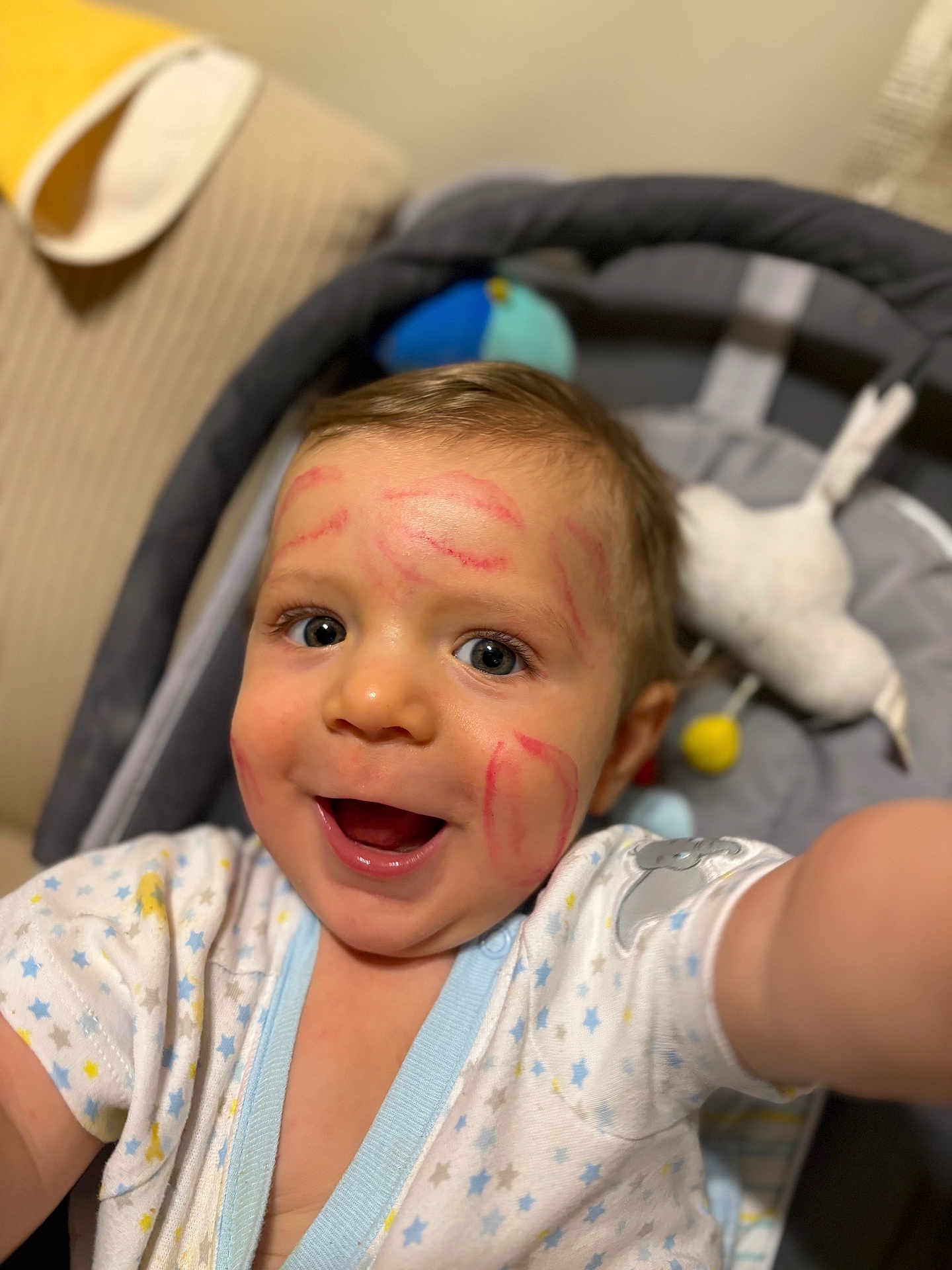 Lewis a rejoint le concours — aidez-le/la à gagner de superbes lots ! toddler, baby, face, smile, happy, marker, scribbles, clothing, onesie, toy, baby_seat, indoor, child, cute, portrait, expression, skin, hair, person, closeup
