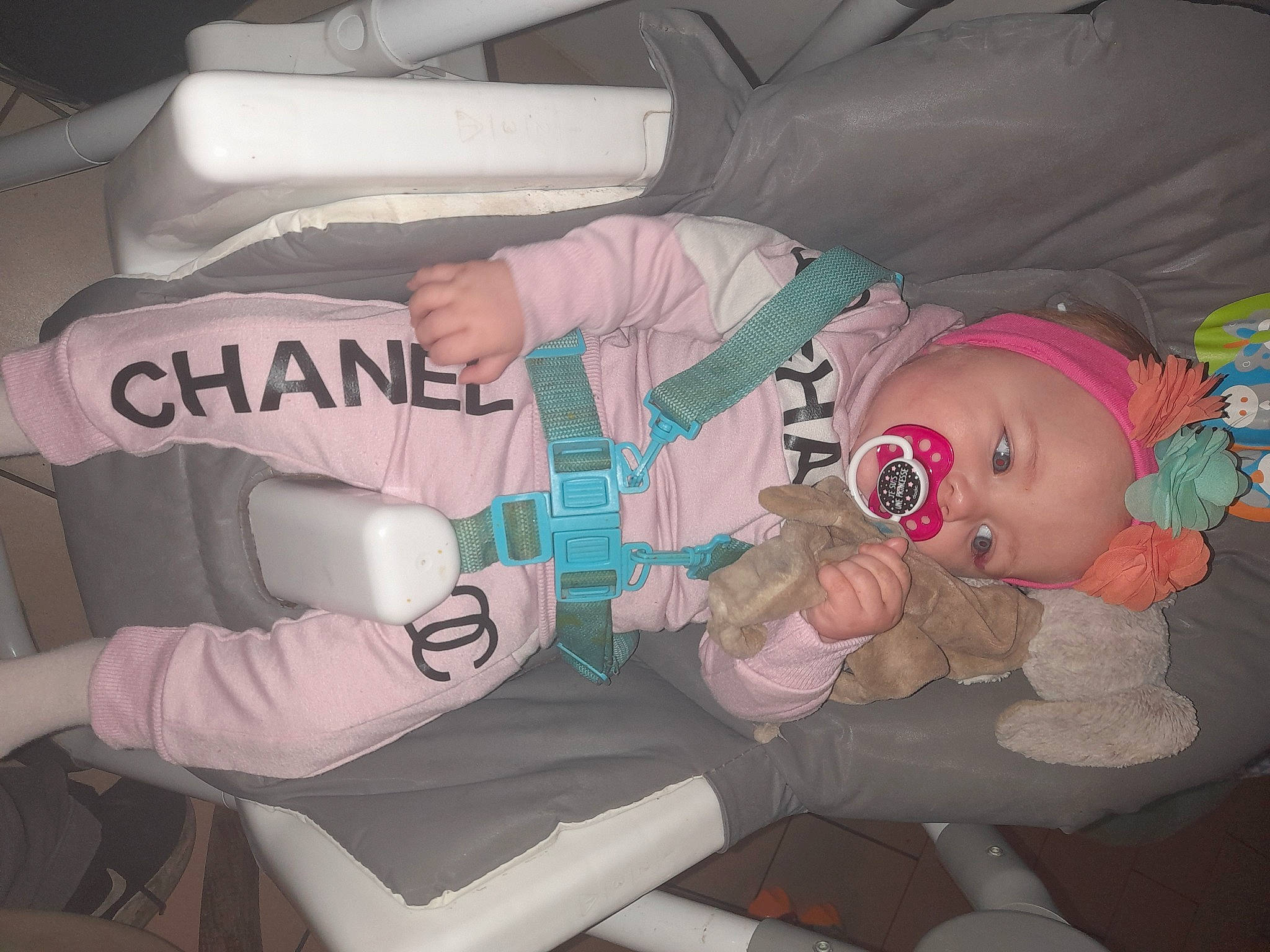 Mikalea participe au concours pour gagner de l'argent avec cette photo : baby, baby_carriage, baby_products, baby_toddler_clothing, baby_toys, car_seat, carmine, child, comfort, event, fun, headwear, human_body, lap, mouth, person, product, room, sitting, textile