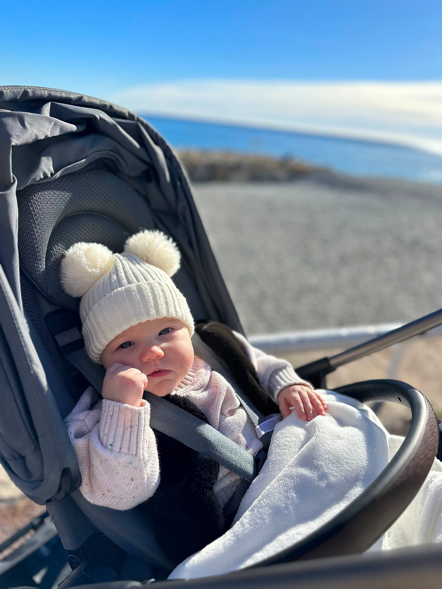 Elisa a rejoint le concours — aidez-le/la à gagner de superbes lots ! auto_part, baby, baby_carriage, baby_products, beach, child, comfort, fun, grass, happy, headwear, leisure, people_in_nature, person, personal_protective_equipment, recreation, sitting, sky, steering_wheel, toddler