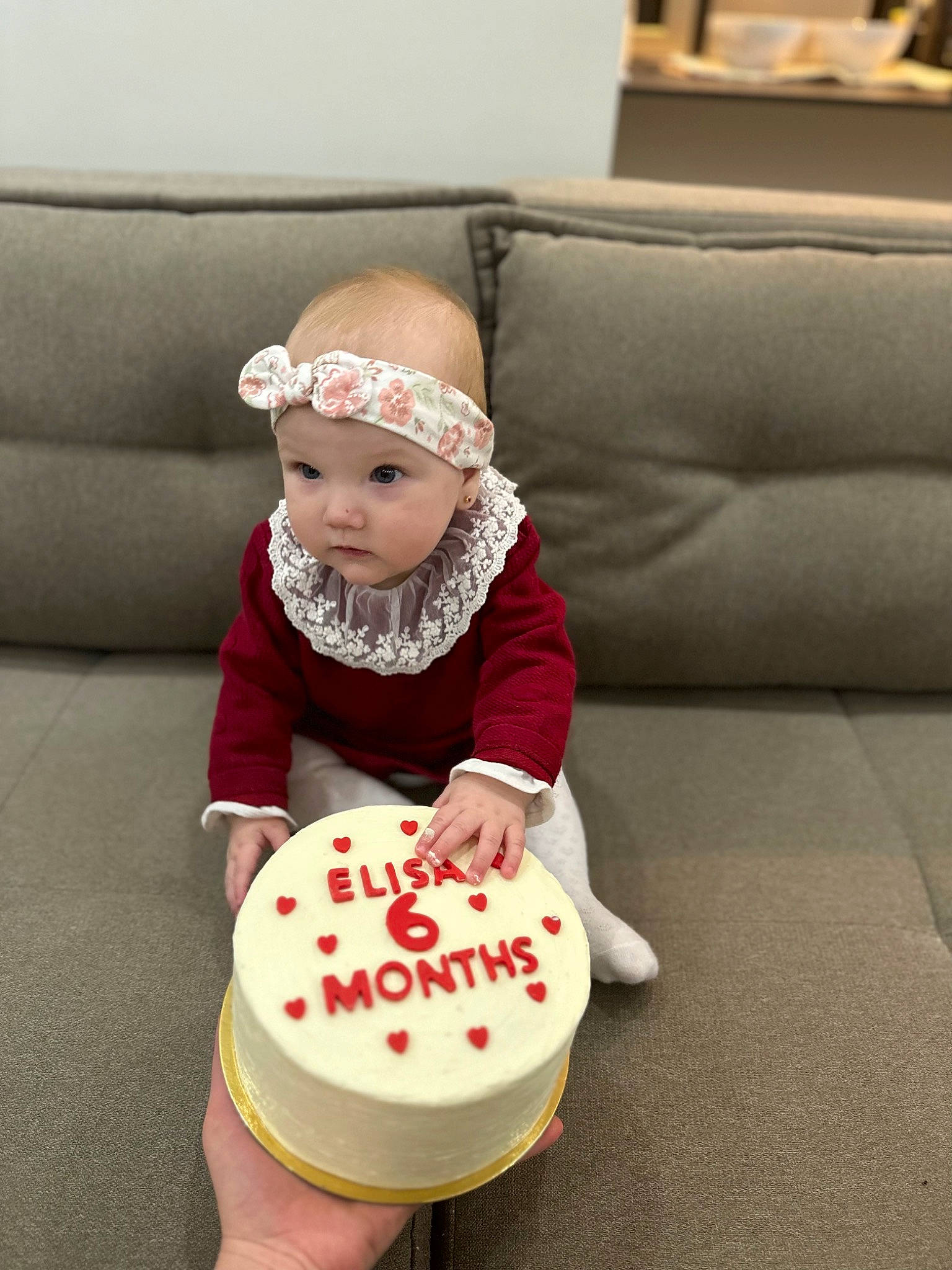 Elisa participe au concours pour gagner de l'argent avec cette photo : baby, baby_toddler_clothing, baked_goods, baking, cap, carmine, child, comfort, couch, event, flooring, happy, headwear, holiday, human_body, icing, person, sitting, sleeve, sugar_cake