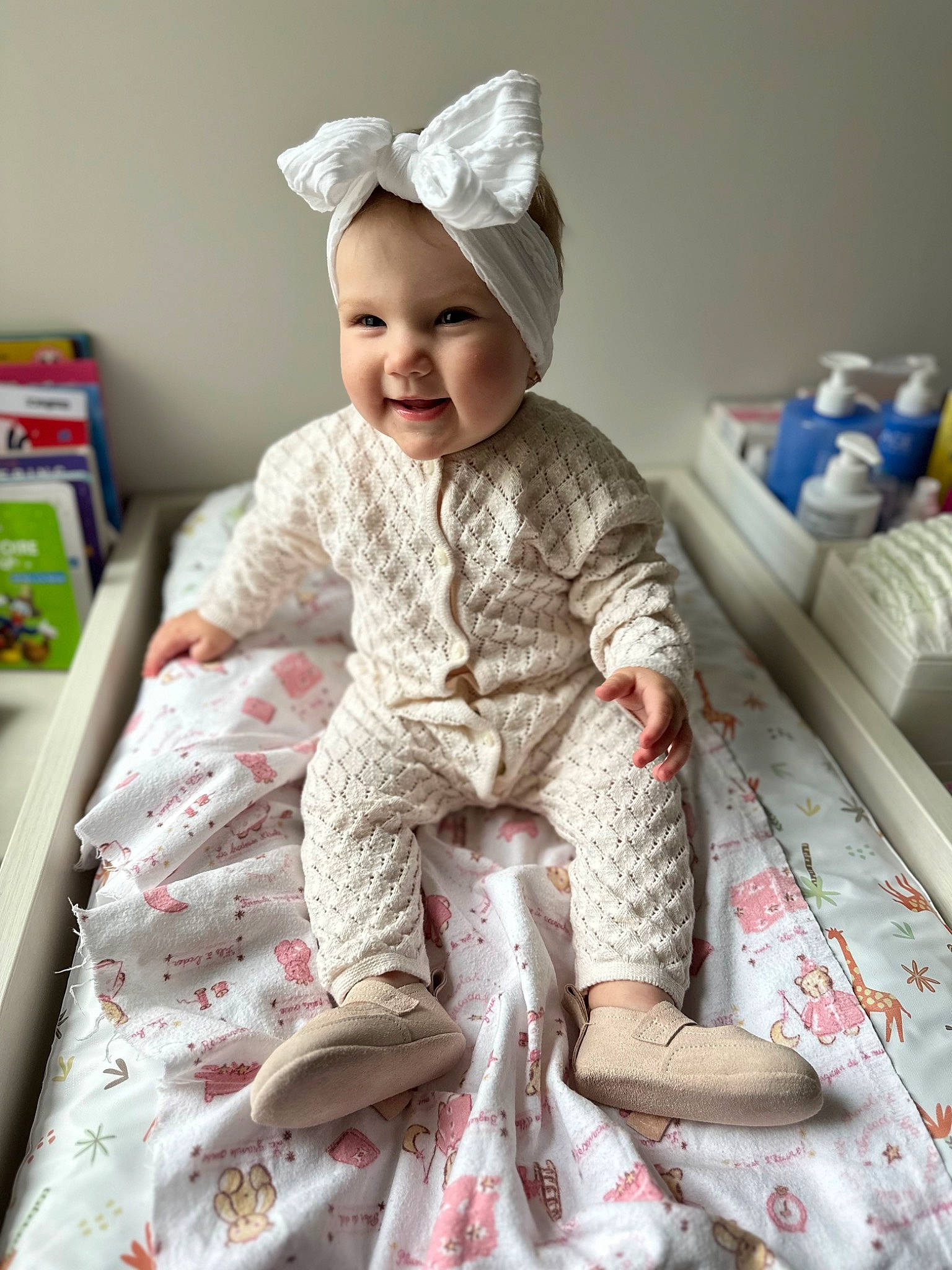 Elisa participe au concours pour gagner de l'argent avec cette photo : baby, baby_products, baby_toddler_clothing, cap, child, comfort, face, fashion_accessory, happy, headband, headwear, joy, leg, linens, outerwear, pattern, person, skin, sleeve, smile