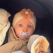 Soline a rejoint le concours — aidez-le/la à gagner de superbes lots ! baby, infant, pacifier, headband, flower_head, blue_eyes, blanket, stroller, car_seat, cozy, knit_sweater, hand, plush, mickey_mouse, pattern, portrait, closeup, soft_lighting, gaze, cute