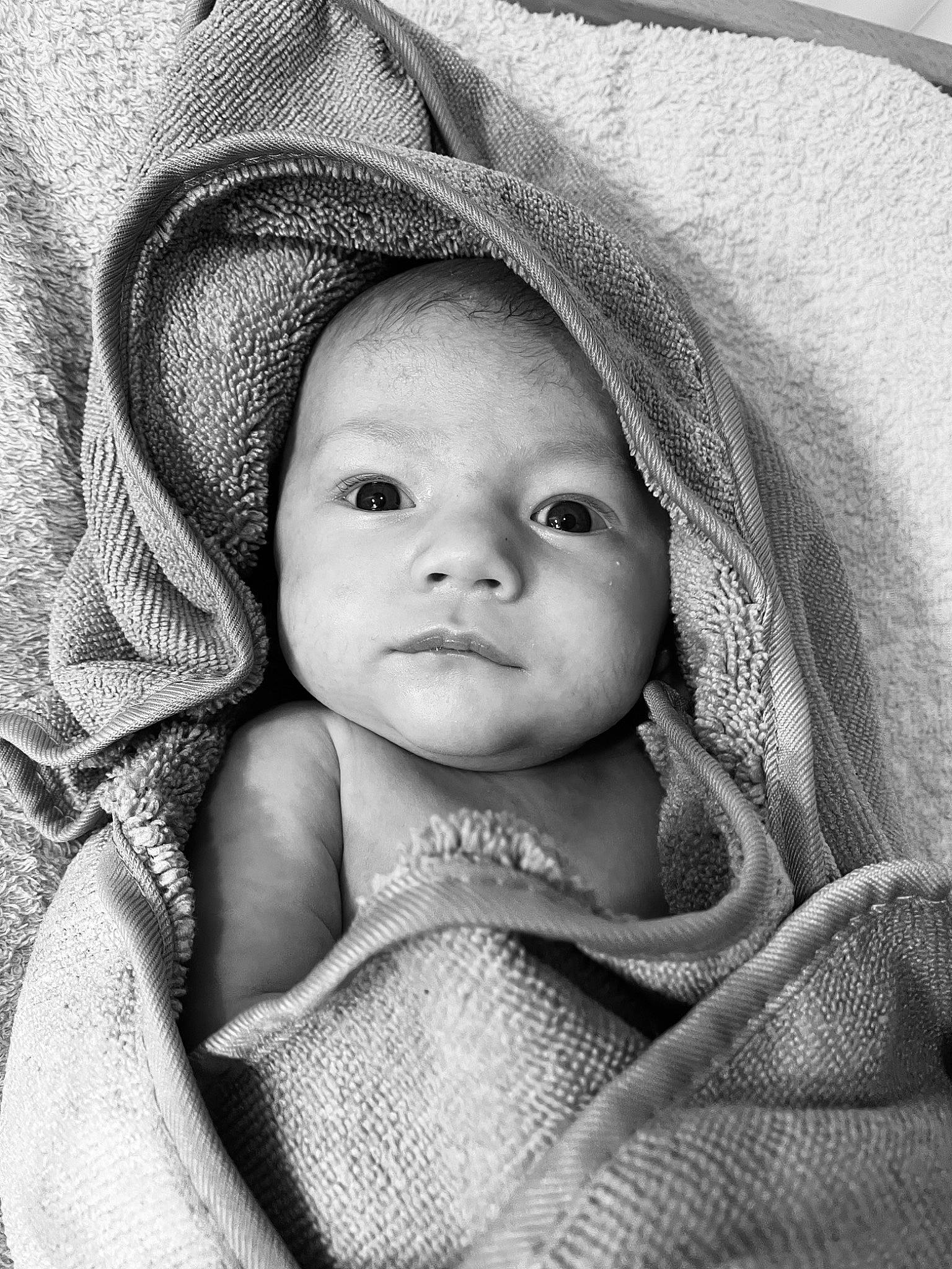 Mayron a rejoint le concours — aidez-le/la à gagner de superbes lots ! baby, beauty, black_and_white, cheek, comfort, eyebrow, facial_expression, flash_photography, grey, happy, iris, lip, monochrome, monochrome_photography, outerwear, person, product, skin, style, textile