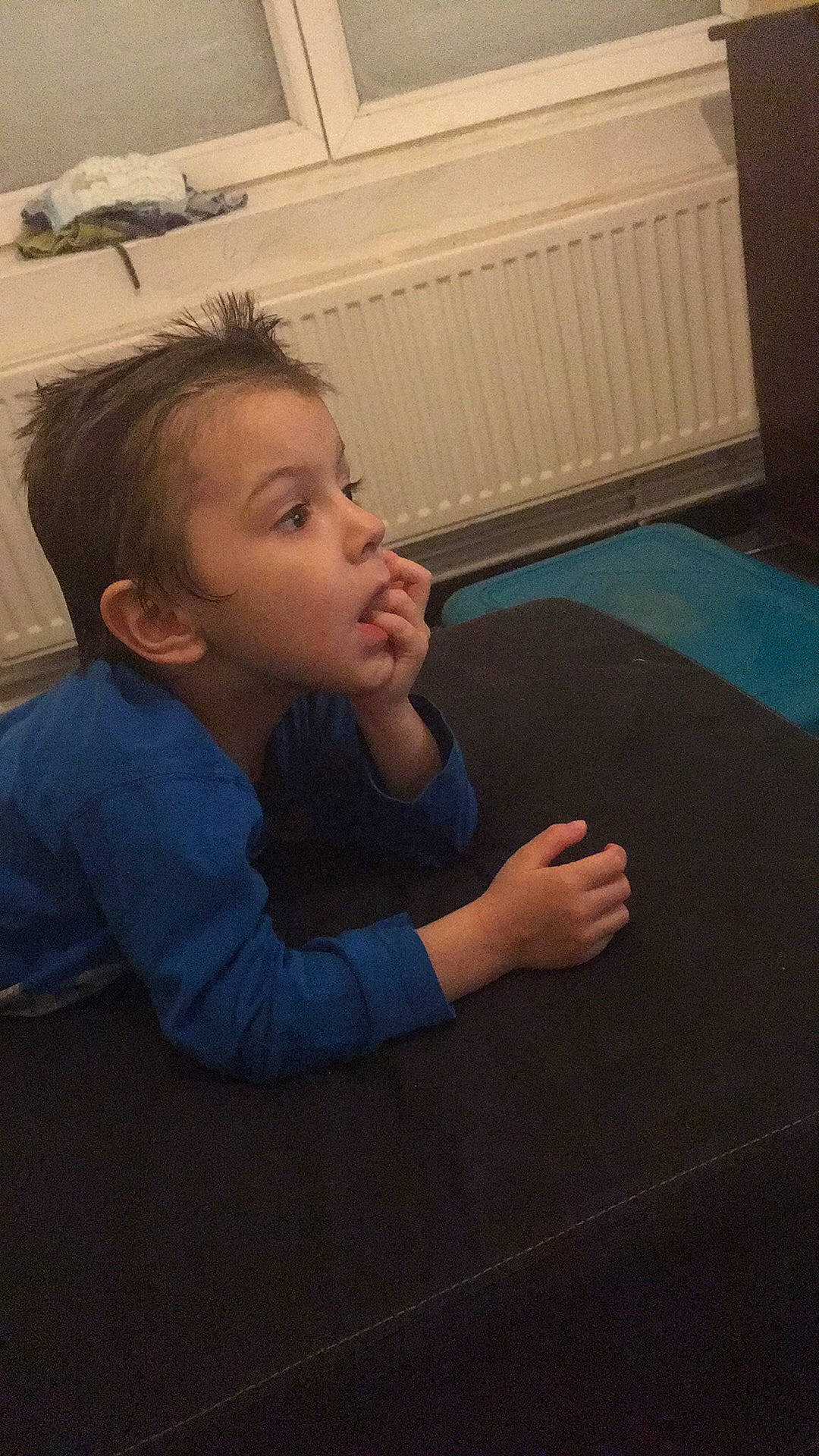 Quentin a rejoint le concours — aidez-le/la à gagner de superbes lots ! arm, baby, child, chin, ear, face, finger, fun, gesture, hand, mouth, nose, person, sitting, toddler