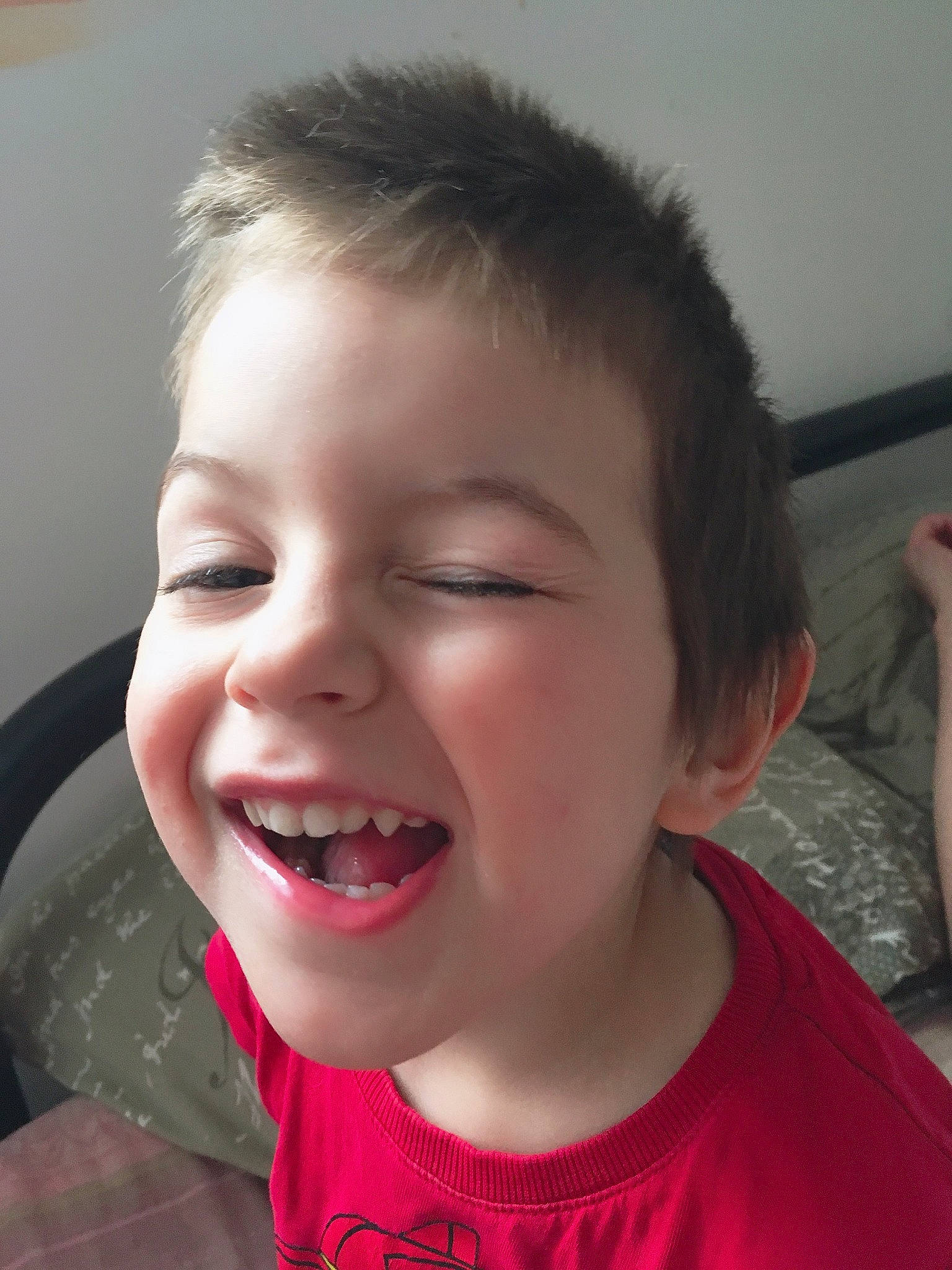 Quentin participe au concours pour gagner de l'argent avec cette photo : cheek, child, chin, ear, eyebrow, face, facial_expression, forehead, fun, hair, head, jaw, laugh, lip, mouth, nose, organ, person, skin, smile