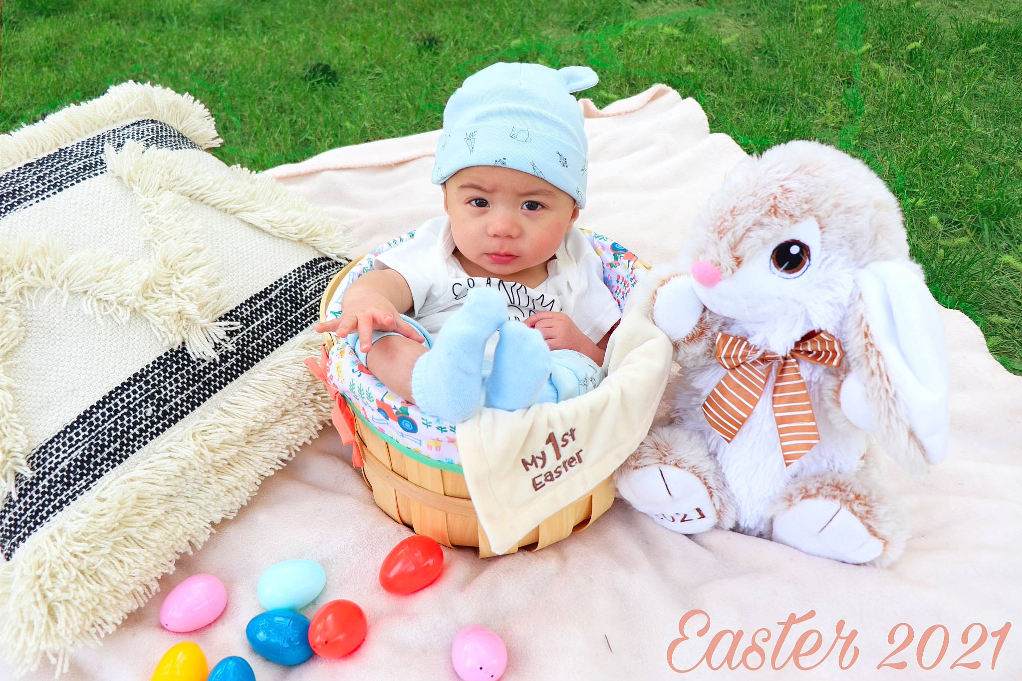 Kaiser is registered to the contest to win money with this photo: baby, baby_products, baby_toddler_clothing, basket, cap, child, event, fun, grass, happy, hat, headwear, leisure, linens, pattern, people_in_nature, person, recreation, sitting, sun_hat