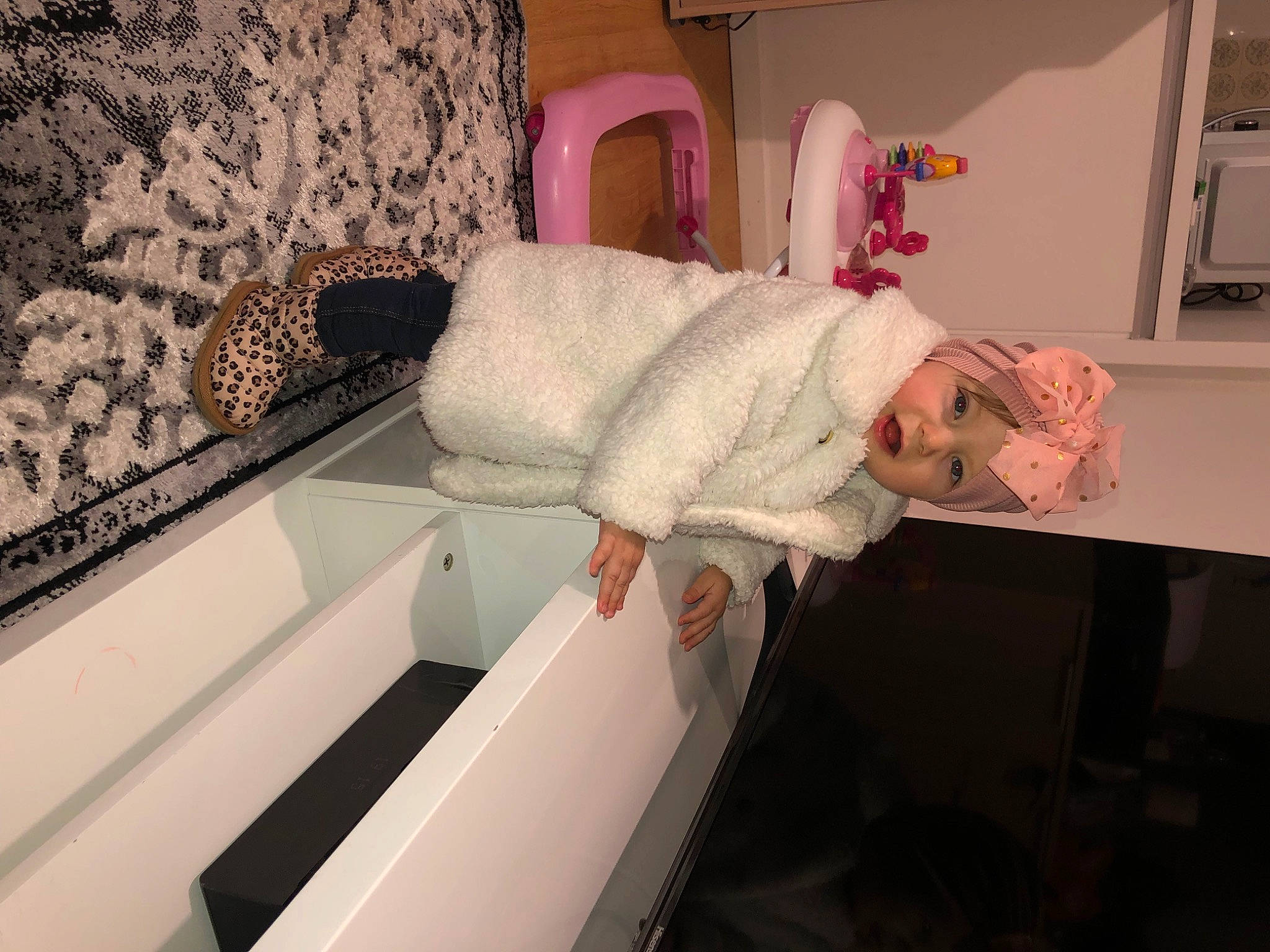 Emna a rejoint le concours — aidez-le/la à gagner de superbes lots ! bed, bedding, bedroom, comfort, flooring, fur, headwear, house, interior_design, kitchen_appliance, linens, person, pink, plaster, room, teddy_bear, toy, wood