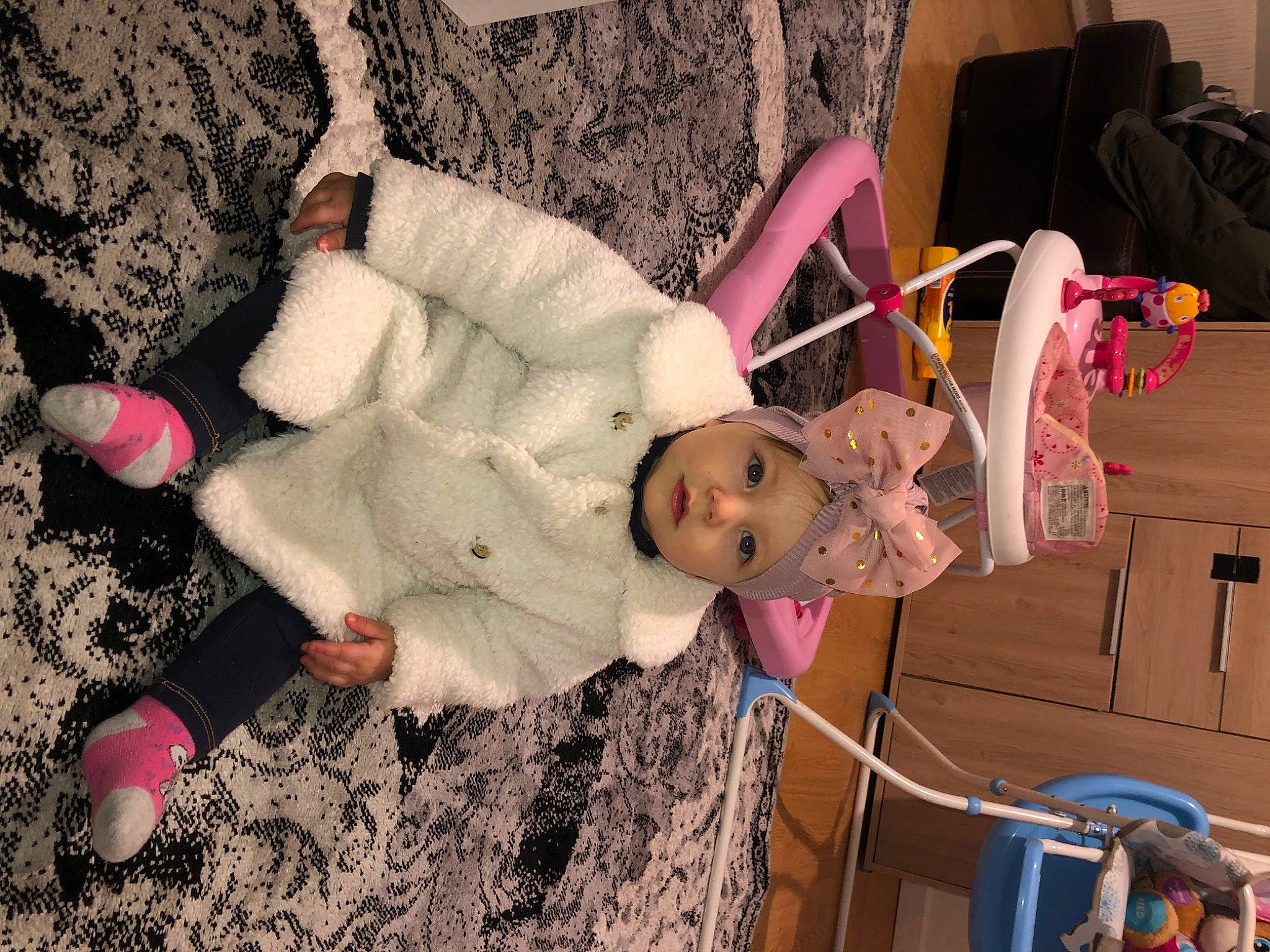 Emna a rejoint le concours — aidez-le/la à gagner de superbes lots ! baby, baby_products, baby_toddler_clothing, child, foot, fun, happy, headwear, human_leg, leisure, magenta, person, pink, play, room, sandal, sock, soil, thigh, toddler