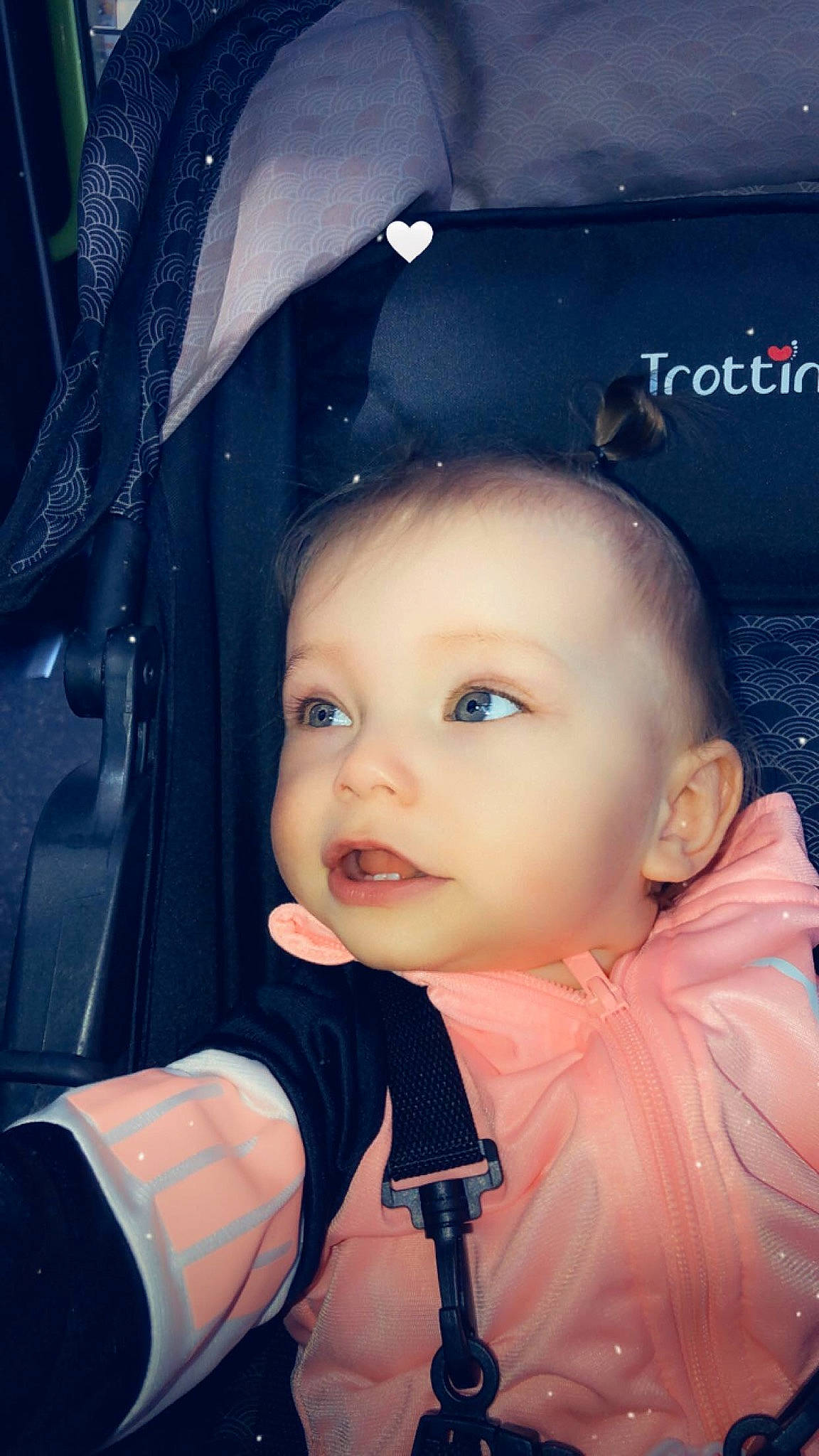 Emna a rejoint le concours — aidez-le/la à gagner de superbes lots ! auto_part, baby, baby_carriage, baby_products, baby_toddler_clothing, car_seat, cheek, child, cloud, cool, electric_blue, flash_photography, fun, happy, nose, person, skin, smile, tints_and_shades, toddler