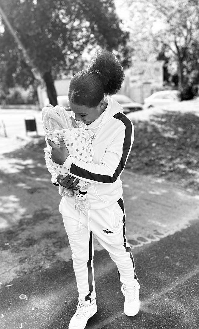 Thaina participe au concours pour gagner de l'argent avec cette photo : asphalt, black_and_white, child, gesture, grass, happy, human_leg, monochrome, monochrome_photography, pedestrian, person, portrait_photography, public_space, recreation, road, standing, stock_photography, street, style, tree