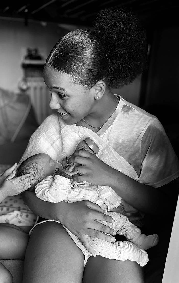 Thaina a rejoint le concours — aidez-le/la à gagner de superbes lots ! abdomen, baby, black, black_and_white, chest, comfort, elbow, eye, flash_photography, gesture, happy, human_leg, jewellery, knee, leg, monochrome, monochrome_photography, person, style, thigh