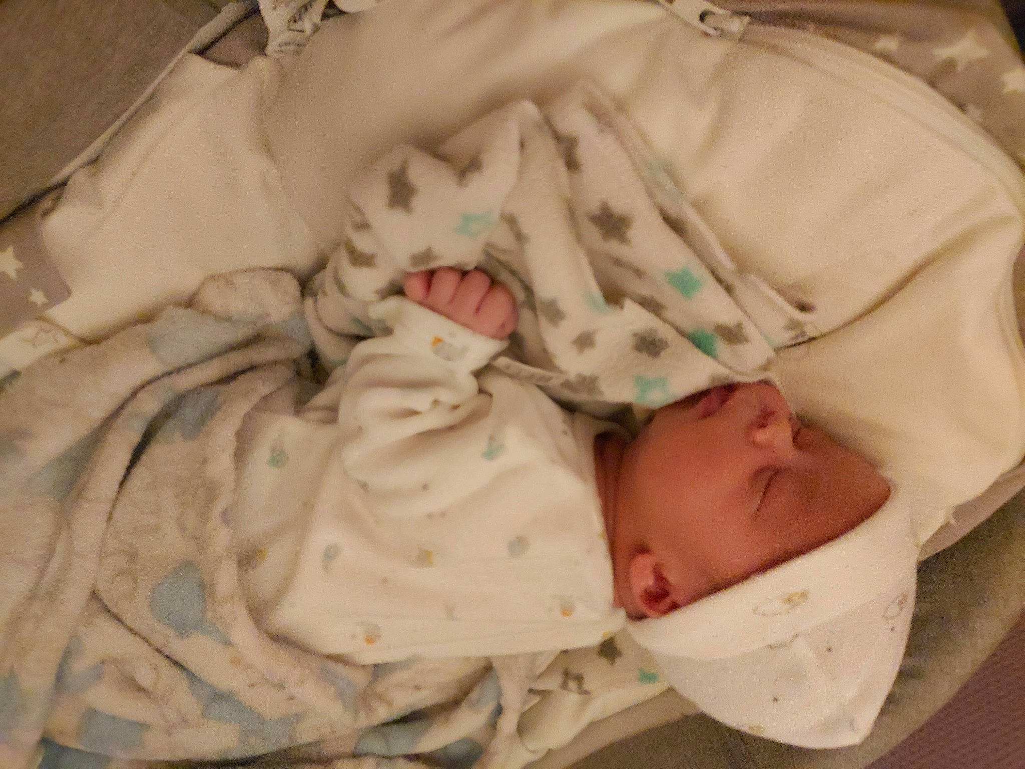 Kingsley a rejoint le concours — aidez-le/la à gagner de superbes lots ! baby, baby_products, baby_safety, baby_sleeping, baby_toddler_clothing, bedding, bedtime, carmine, cheek, child, chin, comfort, headwear, linens, pattern, person, skin, sleep, sleeve, toddler