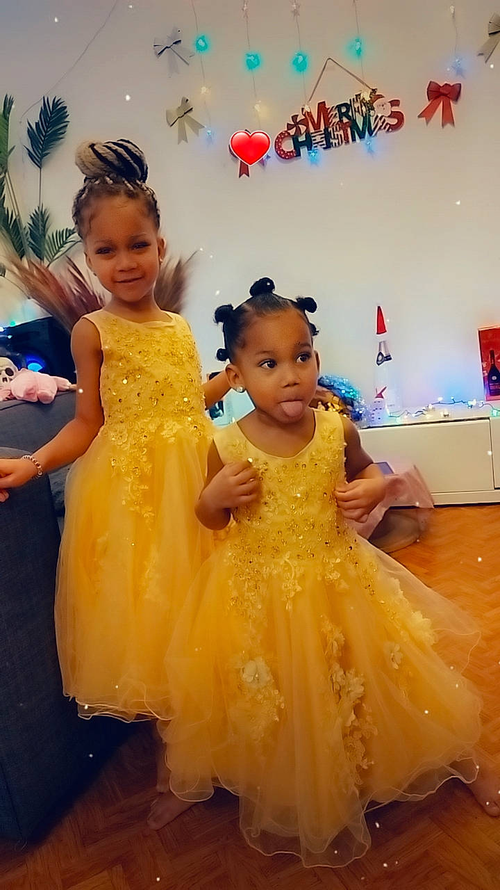 Shenseesa a rejoint le concours — aidez-le/la à gagner de superbes lots ! child, dress, embellishment, event, fashion, fashion_design, flooring, formal_wear, fun, gown, hairstyle, happy, headpiece, jewellery, joy, one_piece_garment, person, pink, skin, smile