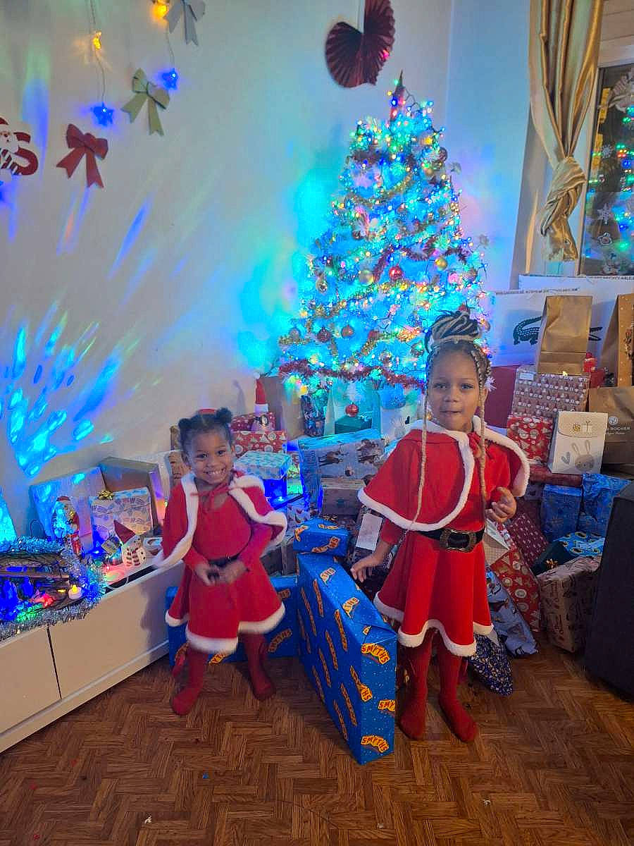 Shenseesa a rejoint le concours — aidez-le/la à gagner de superbes lots ! blue, christmas, christmas_decoration, christmas_ornament, christmas_tree, electric_blue, event, fun, holiday, holiday_ornament, interior_design, leisure, ornament, person, plant, purple, standing, toddler, tree, woody_plant