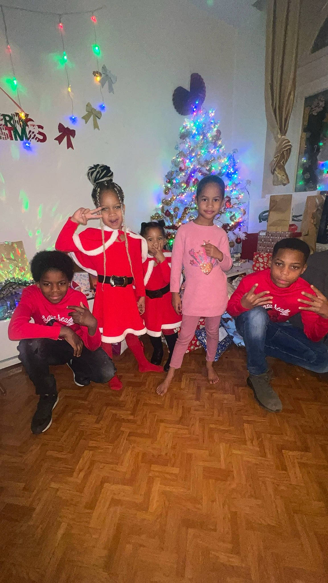 Shenseesa a rejoint le concours — aidez-le/la à gagner de superbes lots ! christmas, christmas_decoration, christmas_eve, christmas_ornament, christmas_tree, event, facial_expression, fun, happy, holiday, holiday_ornament, joy, lap, leisure, lighting, person, plant, standing, toddler, tradition