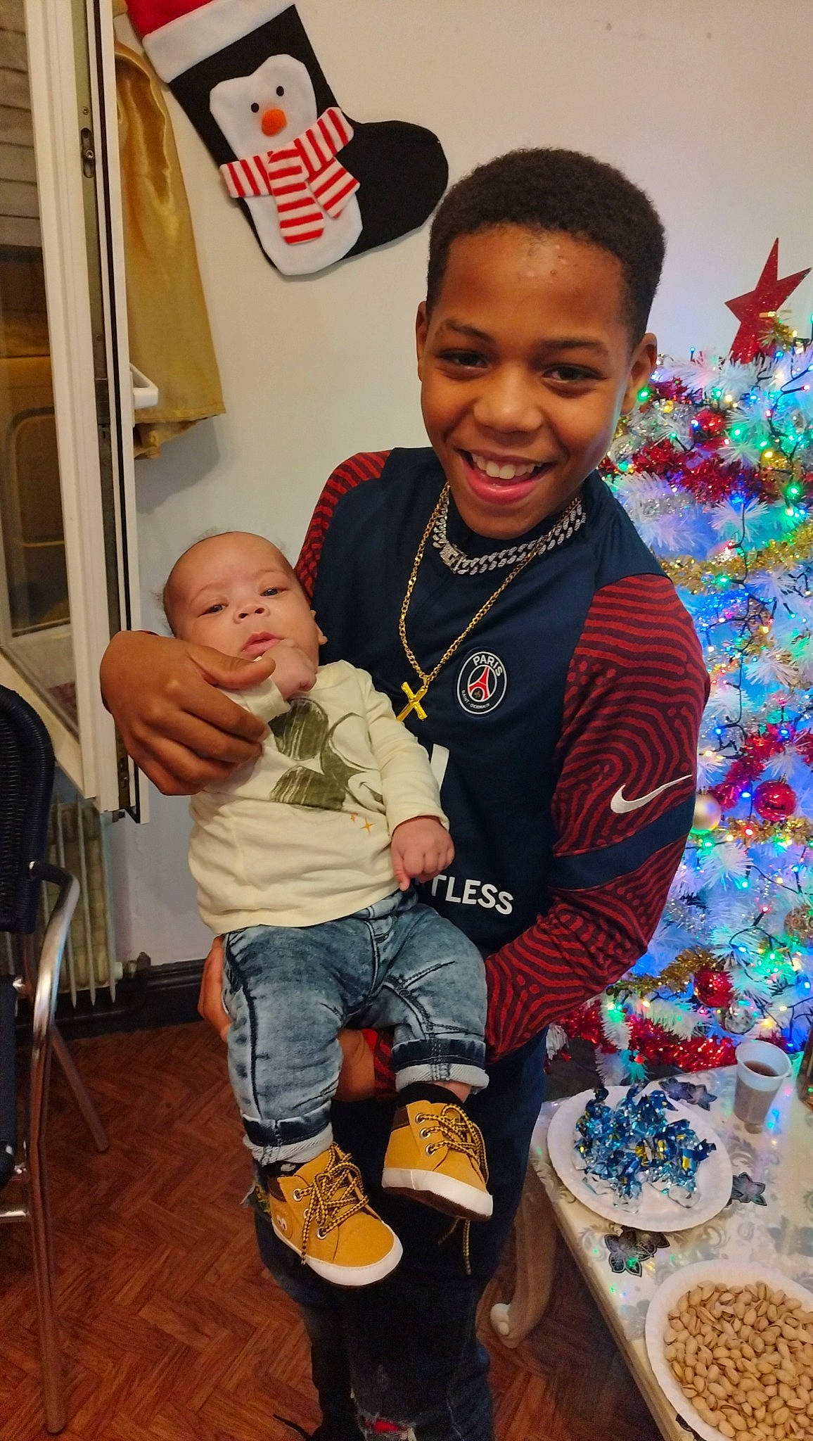 Samir participe au concours pour gagner de l'argent avec cette photo : baby, baby_toddler_clothing, basket, child, community, event, face, family, flag, fun, hairstyle, happy, holiday, joy, person, room, sitting, smile, standing, t_shirt