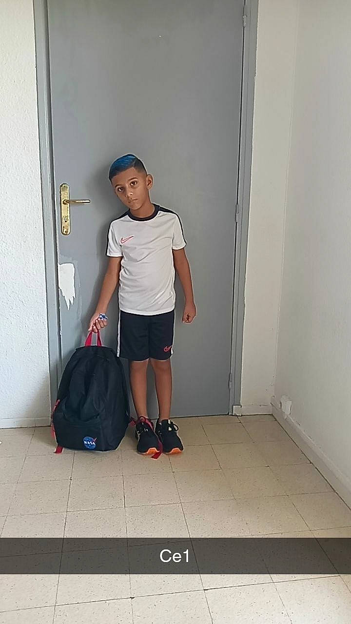 François a rejoint le concours — aidez-le/la à gagner de superbes lots ! bag, baggage, door, elbow, electric_blue, eyewear, fashion_accessory, fashion_design, flooring, fun, hat, human_leg, knee, luggage_and_bags, magenta, person, shorts, sleeve, thigh, travel