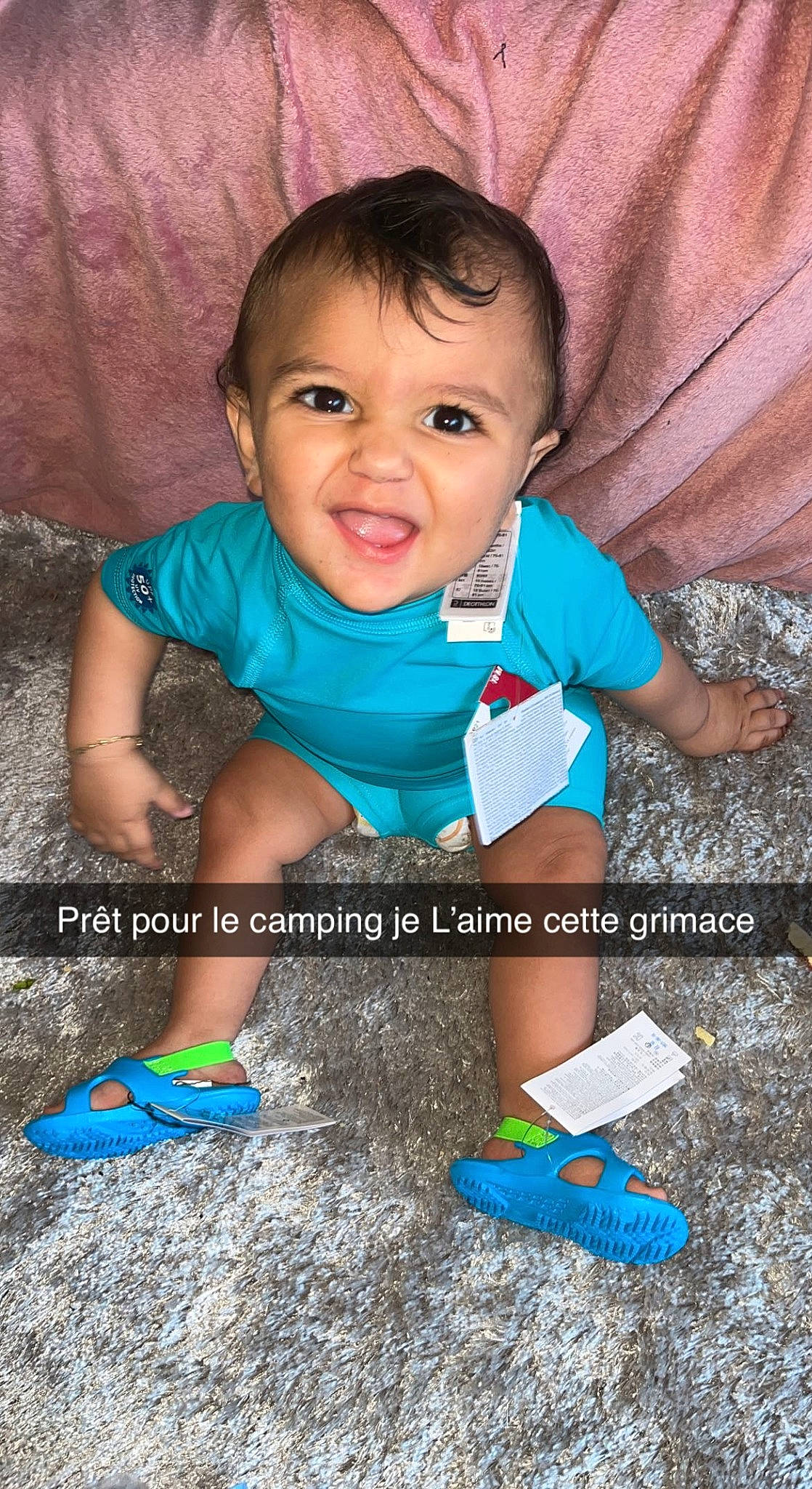 Jean participe au concours pour gagner de l'argent avec cette photo : aqua, azure, baby_toddler_clothing, cool, eye, face, finger, flash_photography, grass, happy, head, iris, mouth, person, pink, skin, sleeve, smile, t_shirt, textile