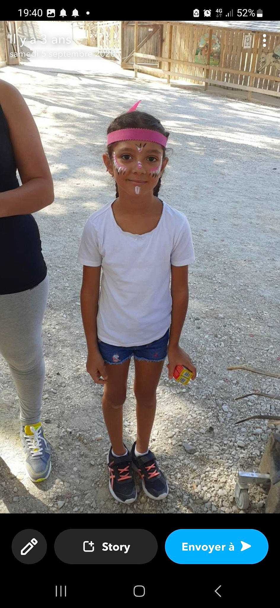 Rebecca a rejoint le concours — aidez-le/la à gagner de superbes lots ! asphalt, child, cool, electric_blue, eyewear, footwear, fun, happy, hat, headwear, human_leg, joy, leisure, person, pink, recreation, shoe, shorts, sleeve, smile