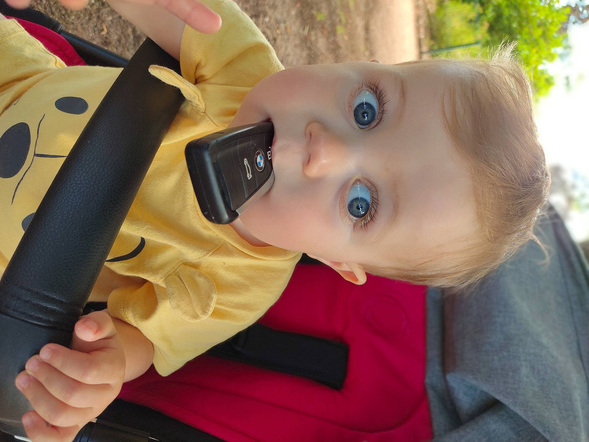 Arthur participe au concours pour gagner de l'argent avec cette photo : audio_equipment, baby, blond, child, eyebrow, eyelash, facial_expression, fun, gadget, gesture, happy, mobile_phone, nose, person, plant, skin, smile, surprise, thumb, toddler