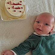 Lisandru participe au concours pour gagner de l'argent avec cette photo : baby, infant, cake, celebration, milestone, blanket, green_clothing, cute, face, portrait, lying_down, hand, head, eyes, mouth, white_background, food, dessert, red_icing, one_month