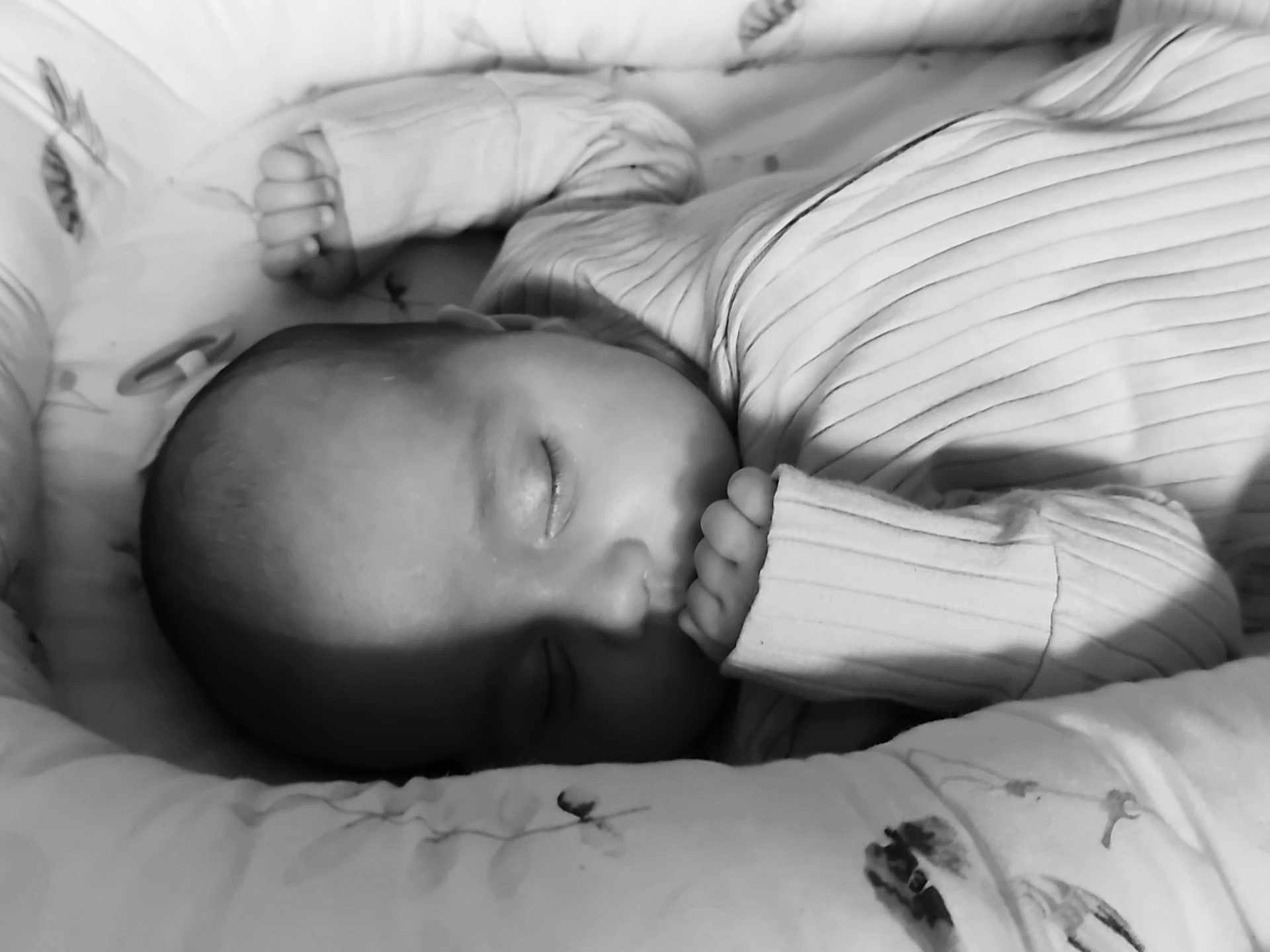 Hailey participe au concours pour gagner de l'argent avec cette photo : baby, sleeping, infant, blanket, cozy, black_and_white, face, hand, long_sleeve, soft, peaceful, closeup, portrait, child, cute, resting, indoors, newborn, clothing, toddler