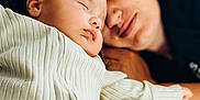 Hailey a rejoint le concours — aidez-le/la à gagner de superbes lots ! baby, adult, sleeping, blanket, cozy, closeup, face, resting, warmth, comfort, person, portrait, peaceful, skin, head, clothing, indoor, love, family, bond