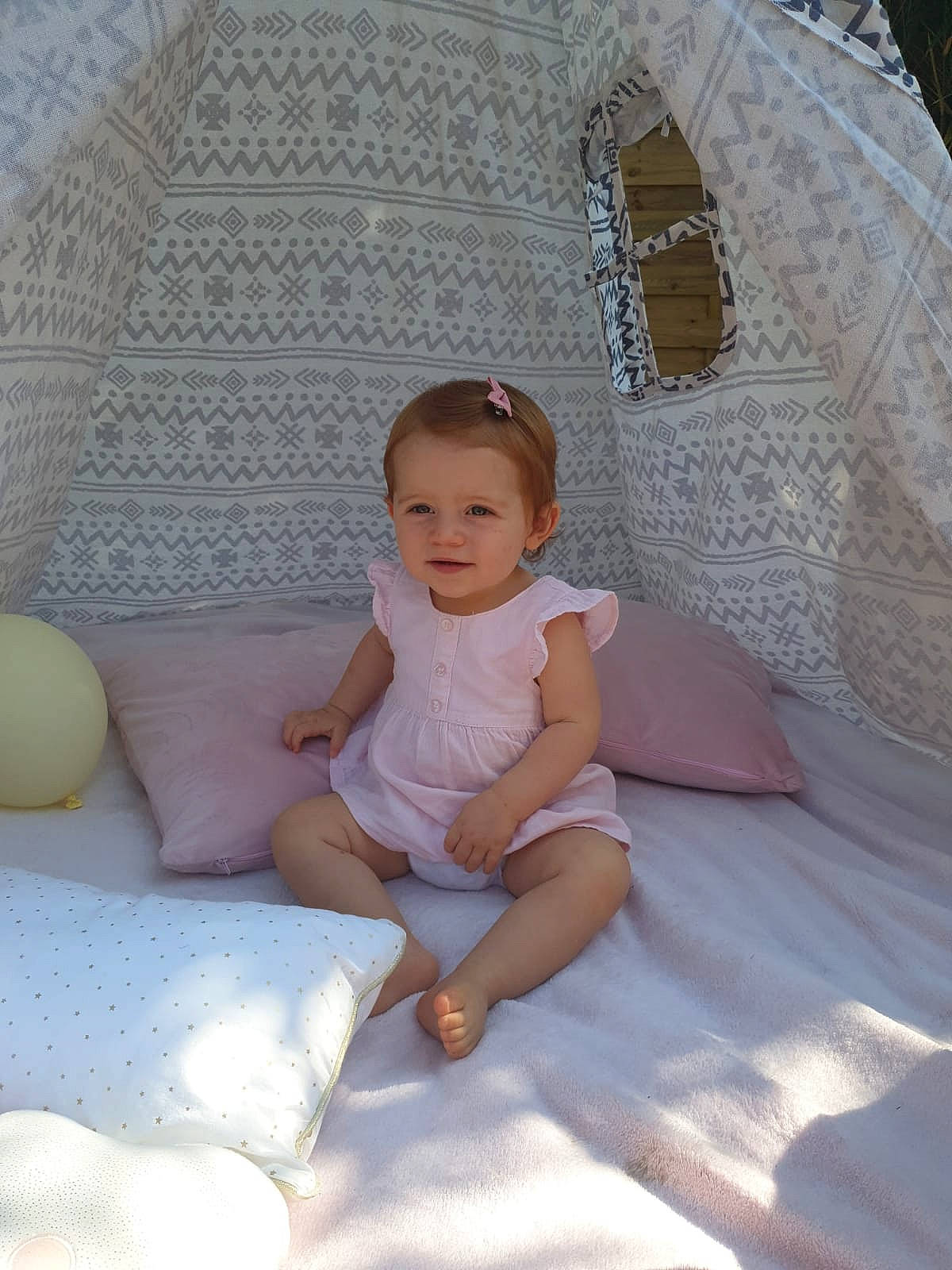 Léna participe au concours pour gagner de l'argent avec cette photo : baby, child, person, room, toddler