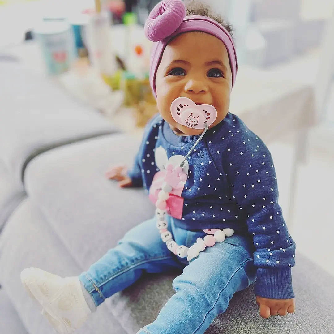 Kaïna a rejoint le concours — aidez-le/la à gagner de superbes lots ! baby, baby_toddler_clothing, cheek, child, comfort, denim, electric_blue, finger, fun, gesture, happy, headwear, jeans, leisure, person, sitting, skin, sleeve, smile, textile