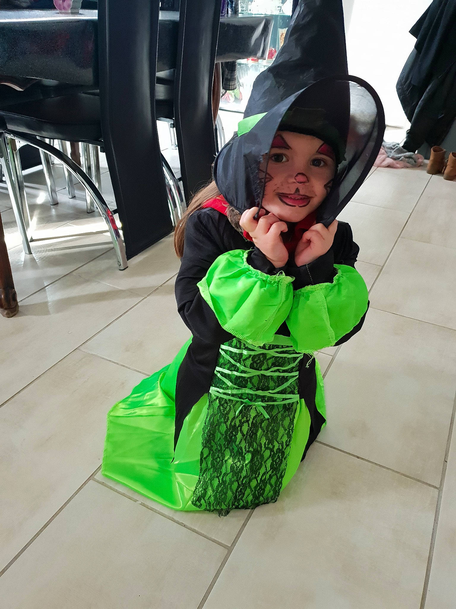 Victoire participe au concours pour gagner de l'argent avec cette photo : child, costume, day, fun, girl, green, outerwear, person, product