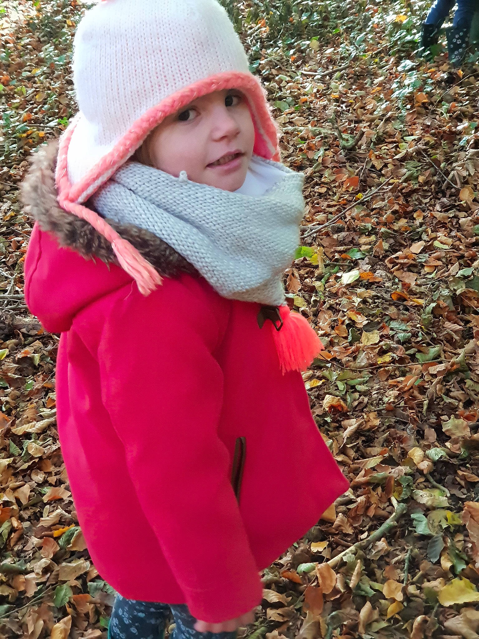 Victoire participe au concours pour gagner de l'argent avec cette photo : autumn, beanie, cap, child, crochet, fur, girl, grass, headgear, headwear, knit_cap, knitting, leaf, outerwear, person, pink, scarf, toddler, tree, winter