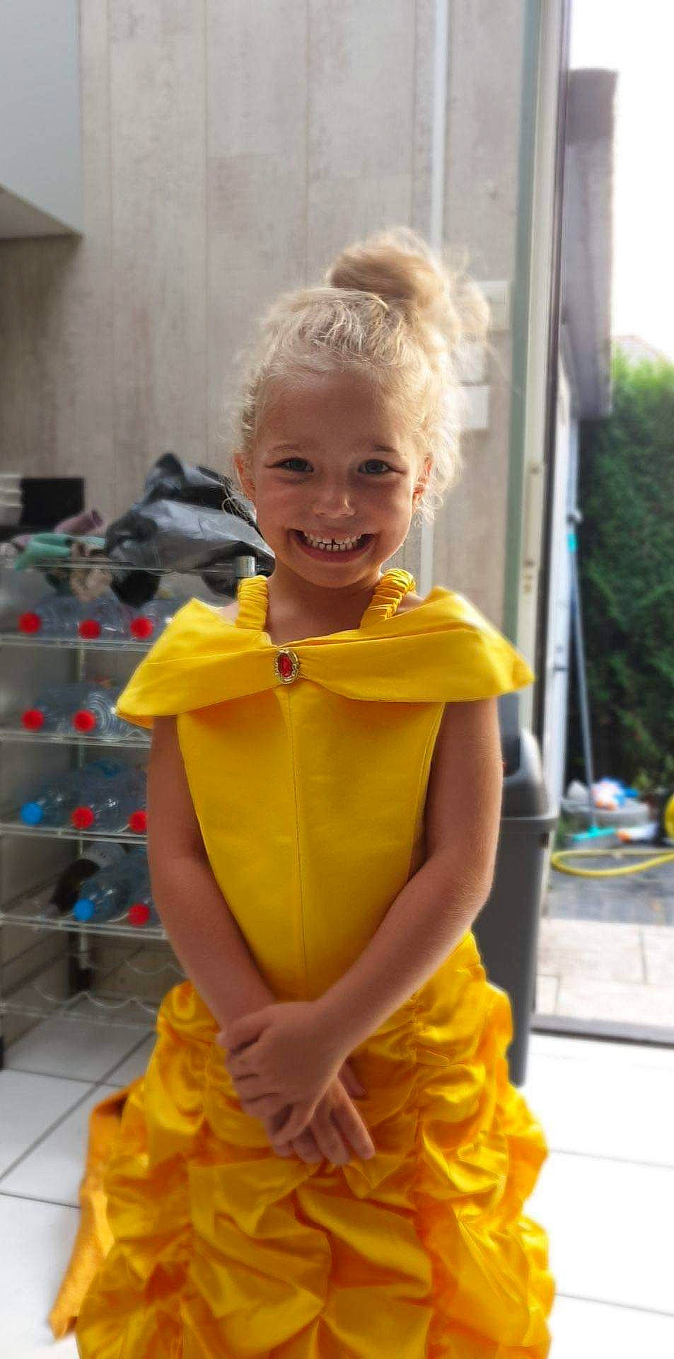 Nawel a rejoint le concours — aidez-le/la à gagner de superbes lots ! art, costume, dress, joy, person, sculpture, smile, yellow