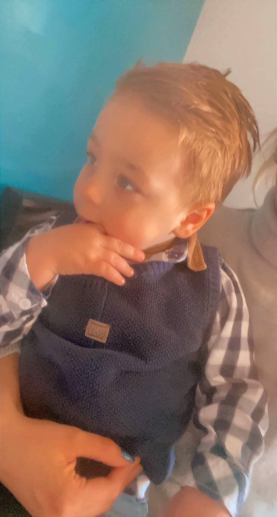 Kenan a rejoint le concours — aidez-le/la à gagner de superbes lots ! arm, baby, baby_toddler_clothing, cheek, child, comfort, elbow, finger, fun, gesture, human_body, joint, neck, nose, person, plaid, skin, sleeve, t_shirt, toddler