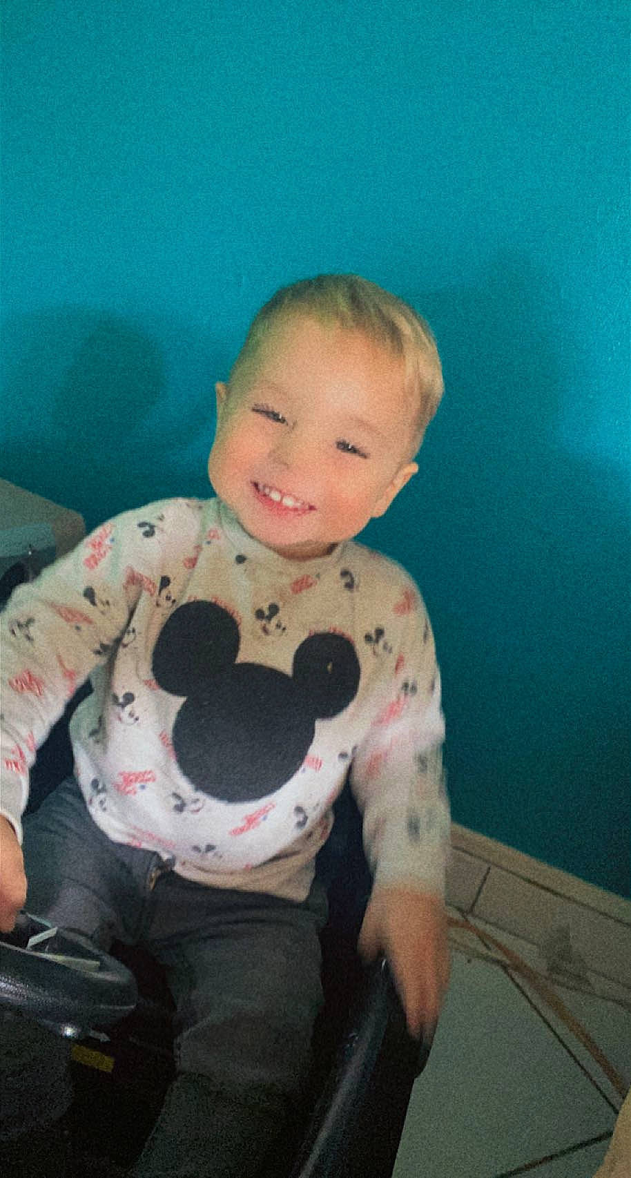 Kenan a rejoint le concours — aidez-le/la à gagner de superbes lots ! abdomen, baby, baby_toddler_clothing, chest, cool, elbow, eye, fun, happy, human_body, joy, knee, lap, neck, person, skin, sleeve, smile, stomach, thigh