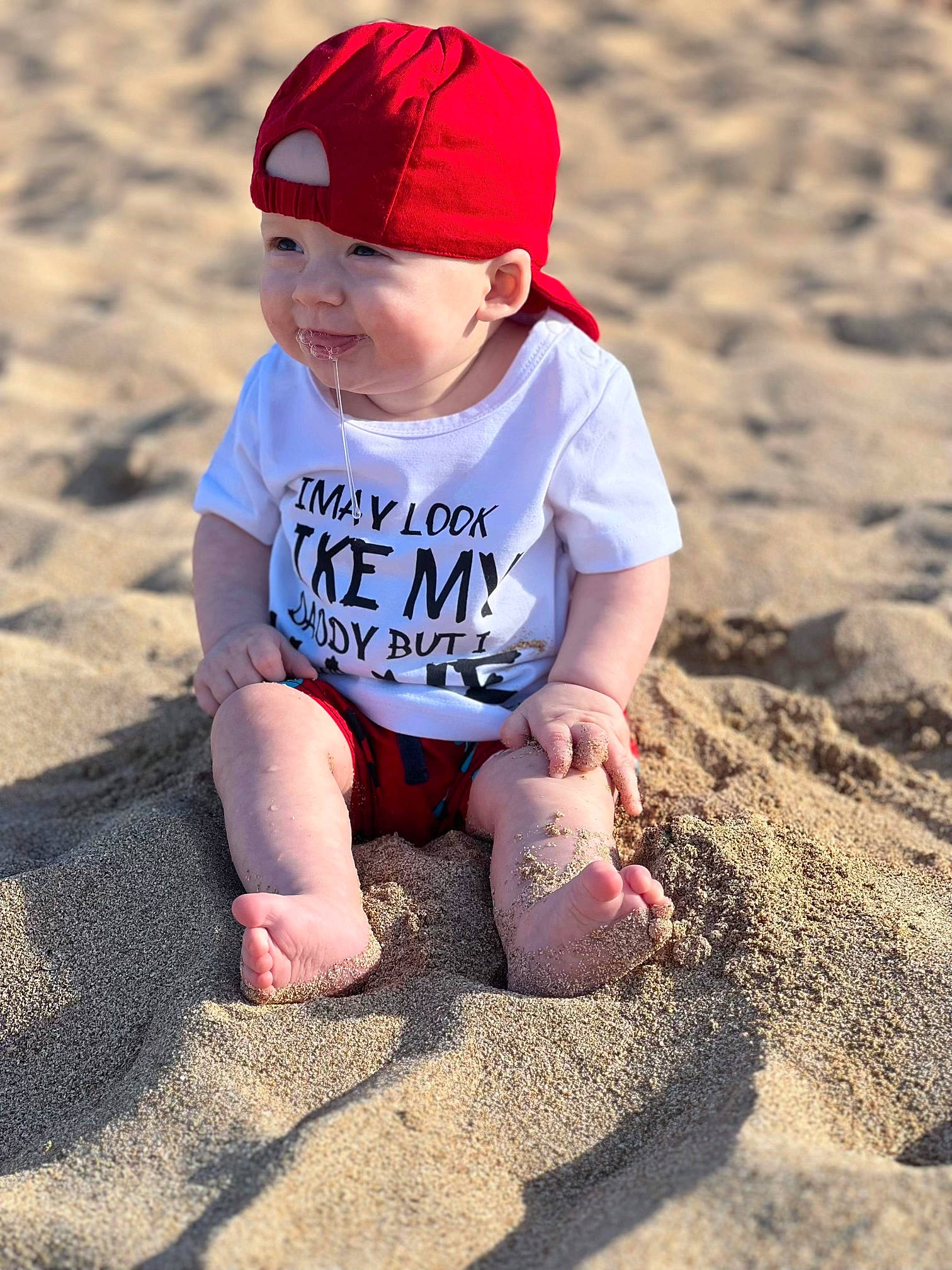 Israel is registered to the contest to win money with this photo: baby, baby_toddler_clothing, baseball_cap, beach, cap, flash_photography, foot, fun, grass, hairstyle, happy, hat, head, headwear, human_leg, landscape, people_in_nature, person, sand, sleeve