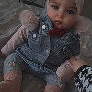 Georgiana a rejoint le concours — aidez-le/la à gagner de superbes lots ! baby, infant, child, headwrap, bow, denim_jacket, fur_trim, pom_pom, leggings, socks, bed, blanket, hand, adult_hand, portrait, cute, big_eyes, indoor, fashion, pink