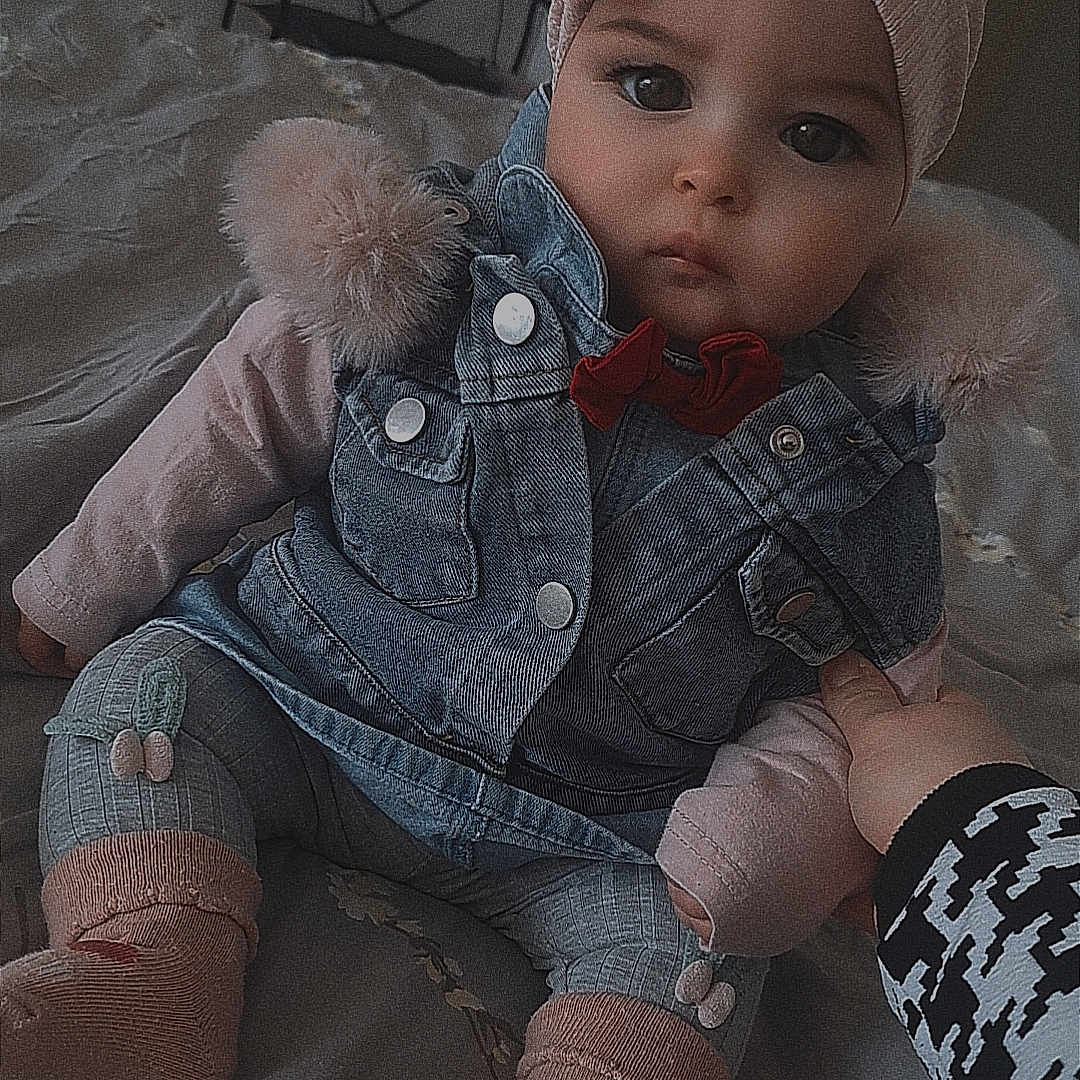 Georgiana a rejoint le concours — aidez-le/la à gagner de superbes lots ! adult_hand, baby, bed, big_eyes, blanket, bow, child, cute, denim_jacket, fashion, fur_trim, hand, headwrap, indoor, infant, leggings, pink, pom_pom, portrait, socks