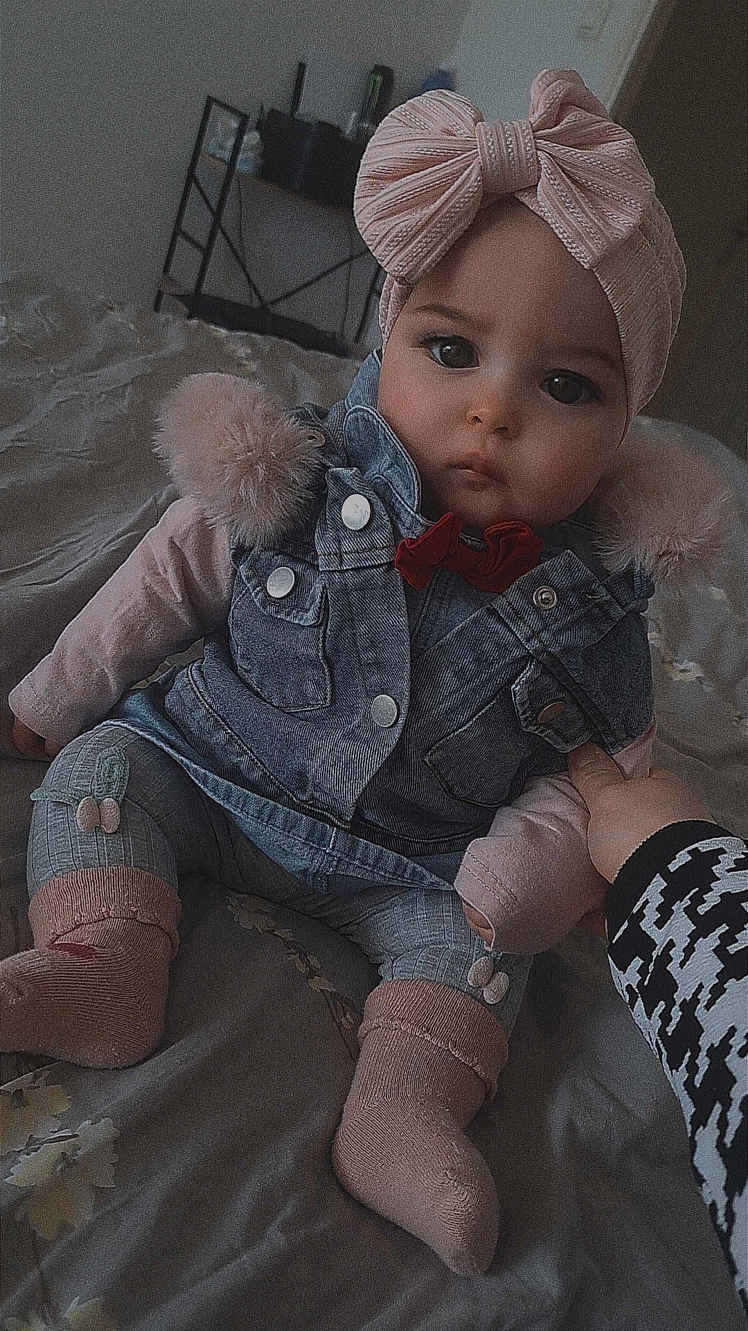 Georgiana a rejoint le concours — aidez-le/la à gagner de superbes lots ! baby, infant, child, headwrap, bow, denim_jacket, fur_trim, pom_pom, leggings, socks, bed, blanket, hand, adult_hand, portrait, cute, big_eyes, indoor, fashion, pink