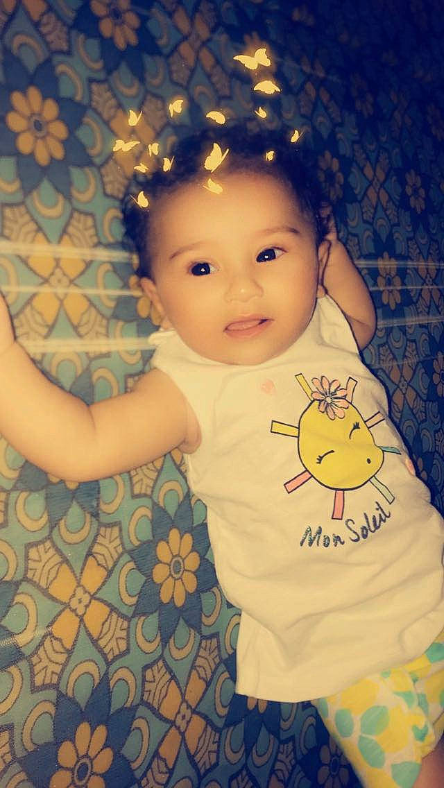 Sophia a rejoint le concours — aidez-le/la à gagner de superbes lots ! baby, cheek, child, fun, happy, head, nose, person, skin, smile, standing, toddler, yellow