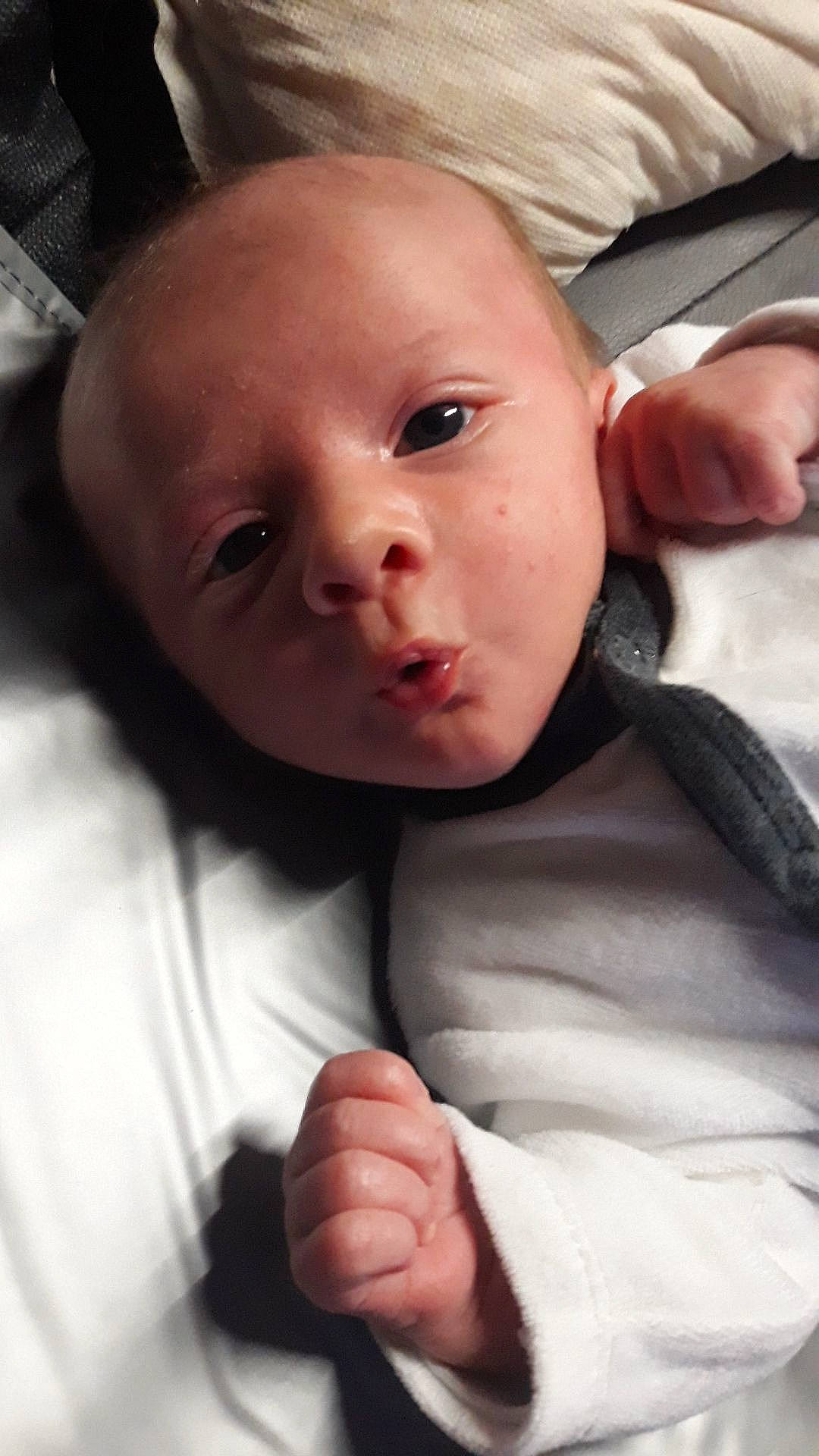 Tyego participe au concours pour gagner de l'argent avec cette photo : arm, baby, baby_toddler_clothing, cheek, comfort, ear, eye, eyebrow, eyelash, gesture, hand, head, human_body, iris, lip, mouth, nose, person, skin, sleeve